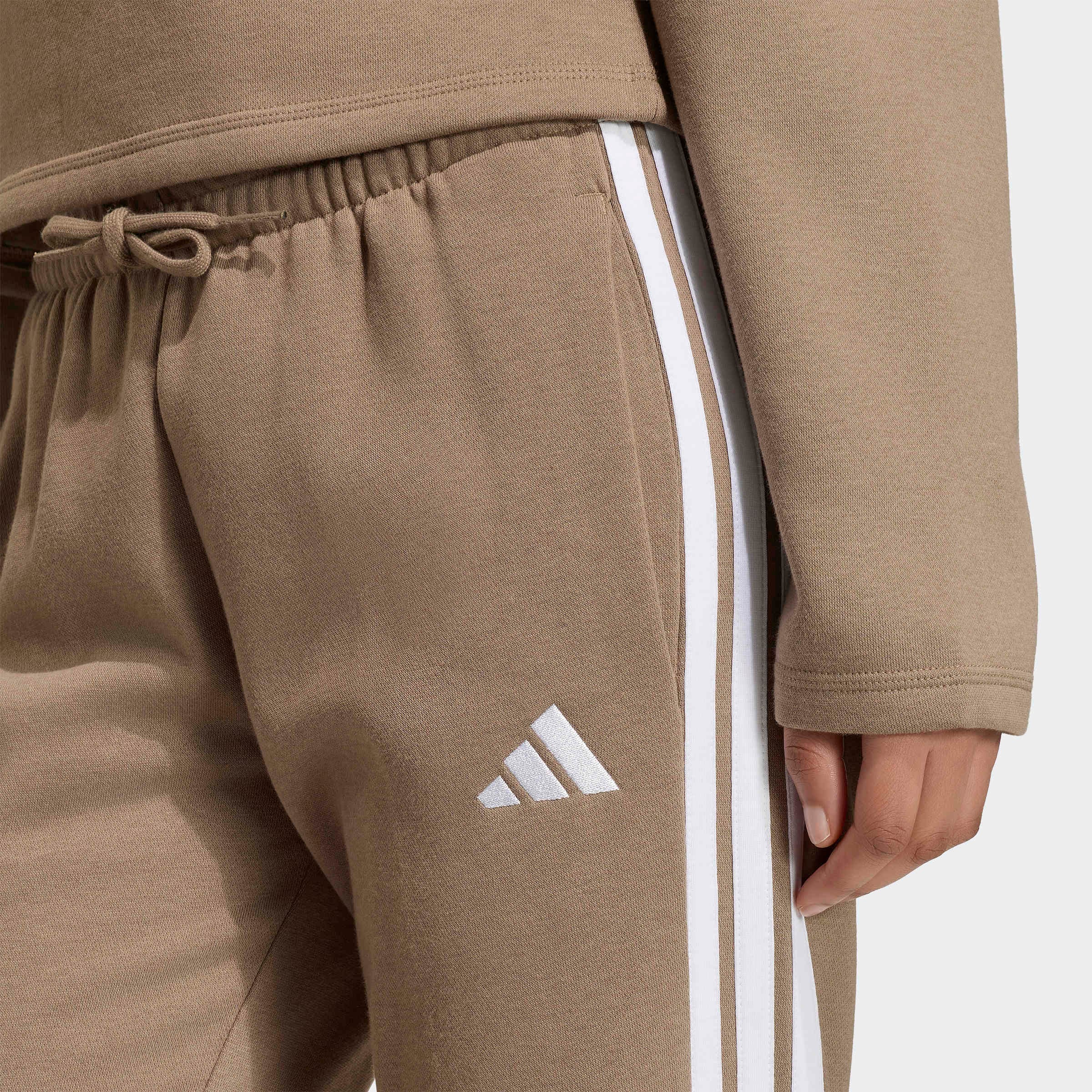 adidas Sportswear Sporthose »ESSENTIALS 3-STRIPES FLEECE SLIM JOGGERS«  schmal geschnitten, für vielseitige Aktivitäten, aus Baumwollmix