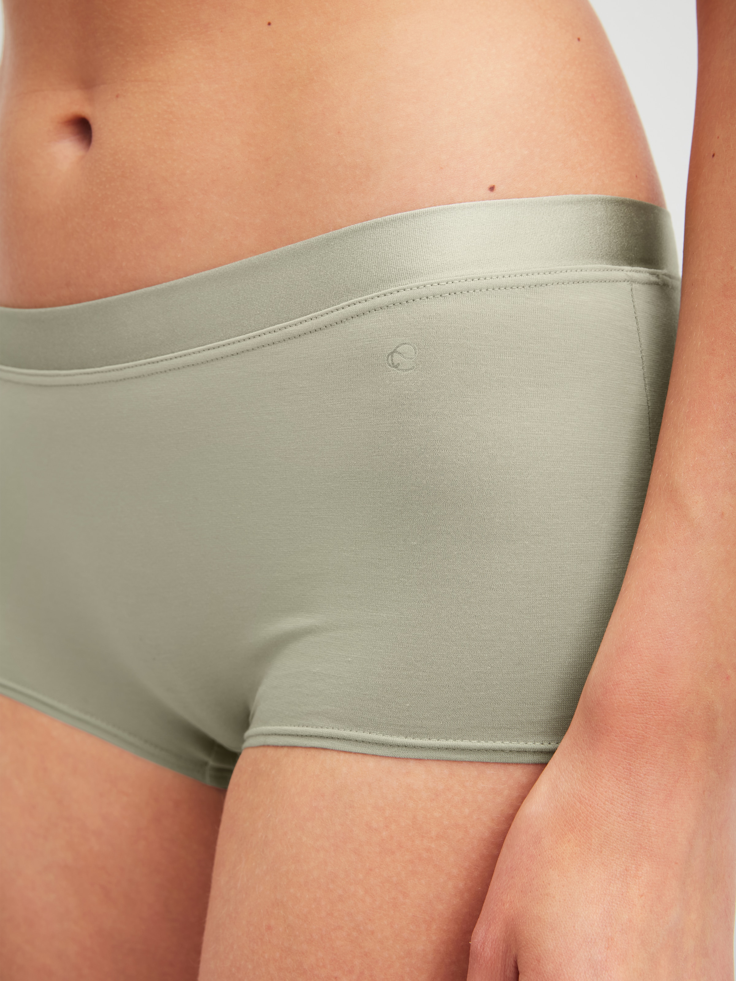 CALIDA Panty »Cate« glänzendes Satin-Detail, elastischer Single Jersey, regular-cut, weich