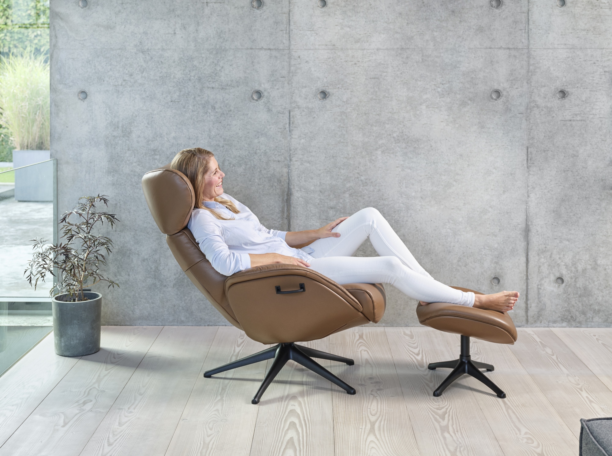 FLEXLUX Fußhocker »Fußhocker More, Beinstütze, Entspannung. Ergonomisch. Komfort« Scandi Design, Robuster Alu Fuß, Pflegeleicht, Stoff oder Echtleder