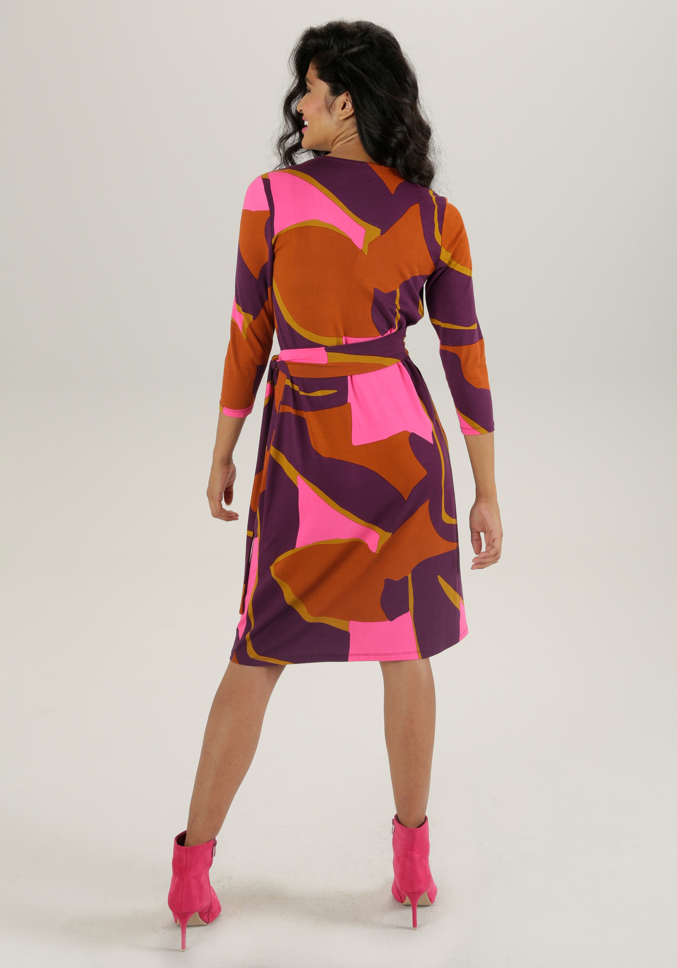 Aniston SELECTED Jerseykleid, mit verführerischem Ausschnitt und trendy Druck