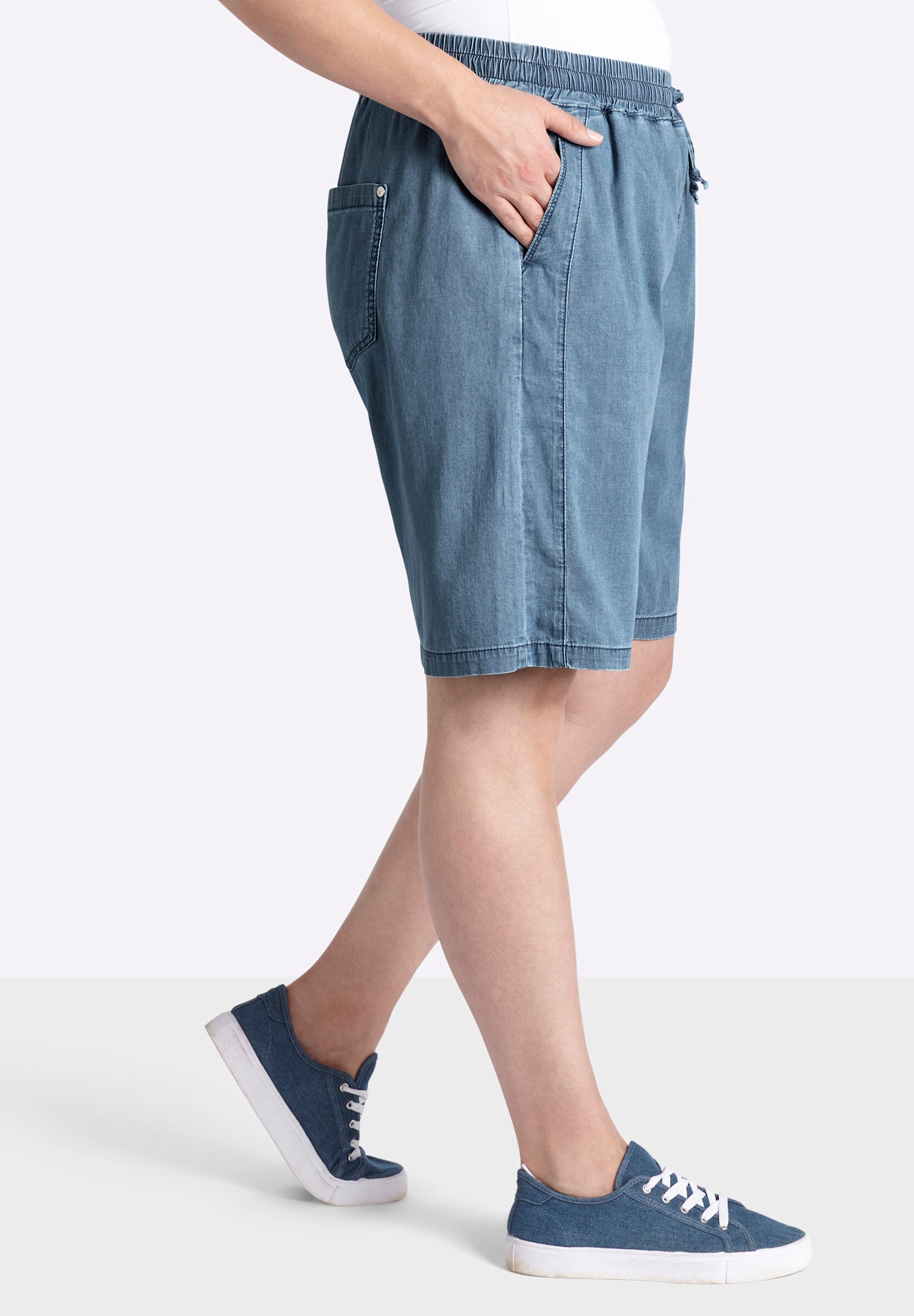 Sheego Jeansshorts »Jeans-Shorts Jeansshort mit Ziernieten hinten«