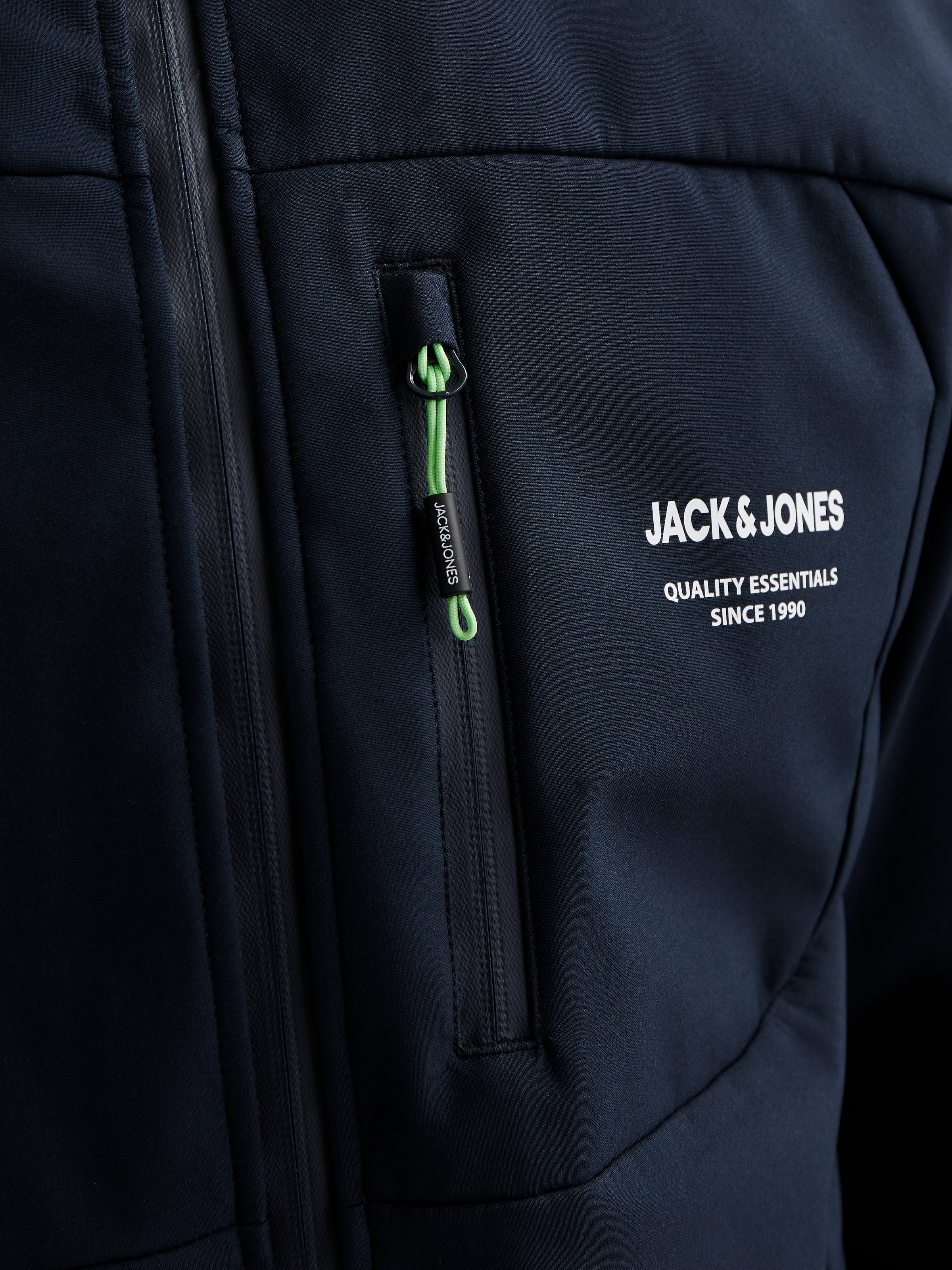 Jack & Jones Softshelljacke »JJTHEO SOFTSHELL JACKET«, mit Kapuze