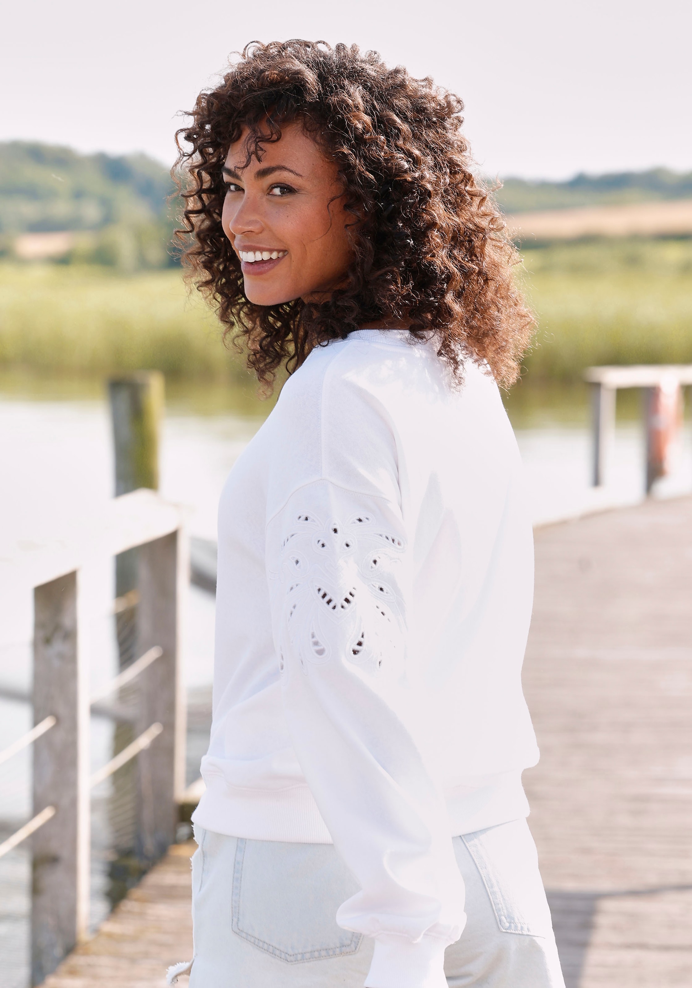 Vivance Sweatshirt, mit Lochstickerei, weicher Baumwoll-Mix