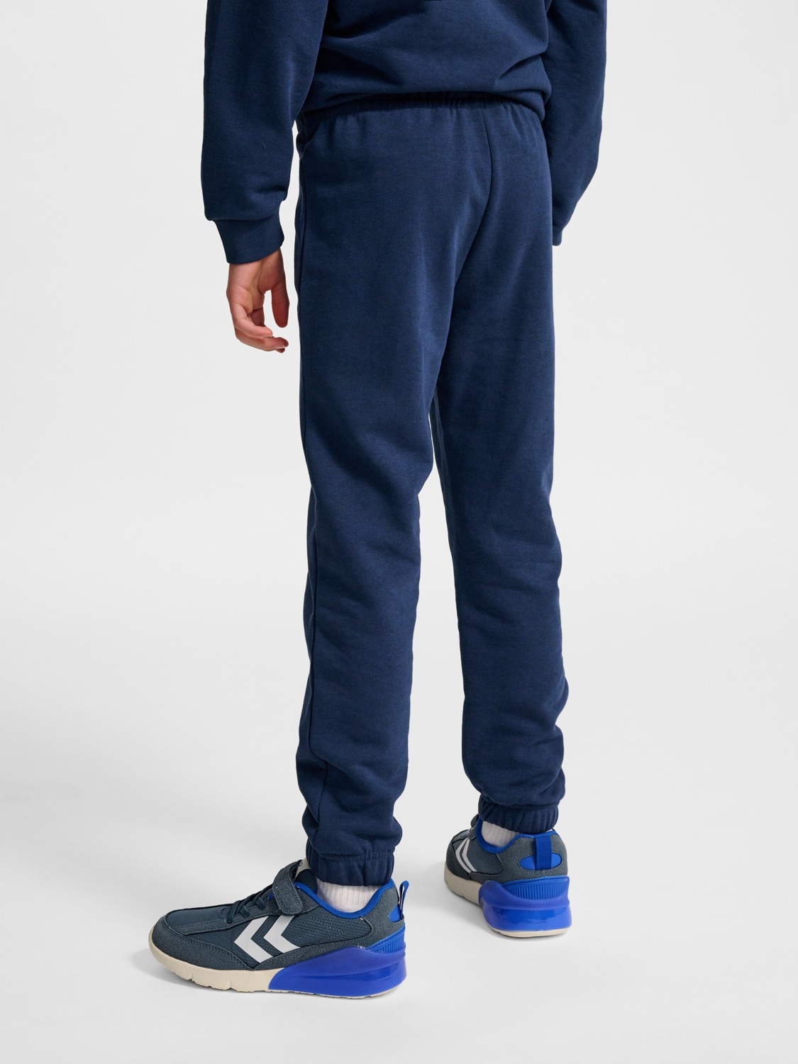 hummel Jogginghose »HMlJR BASE REGULAR PANTS«  aus Baumwolle und Polyester, mit String zur Passformregulierung