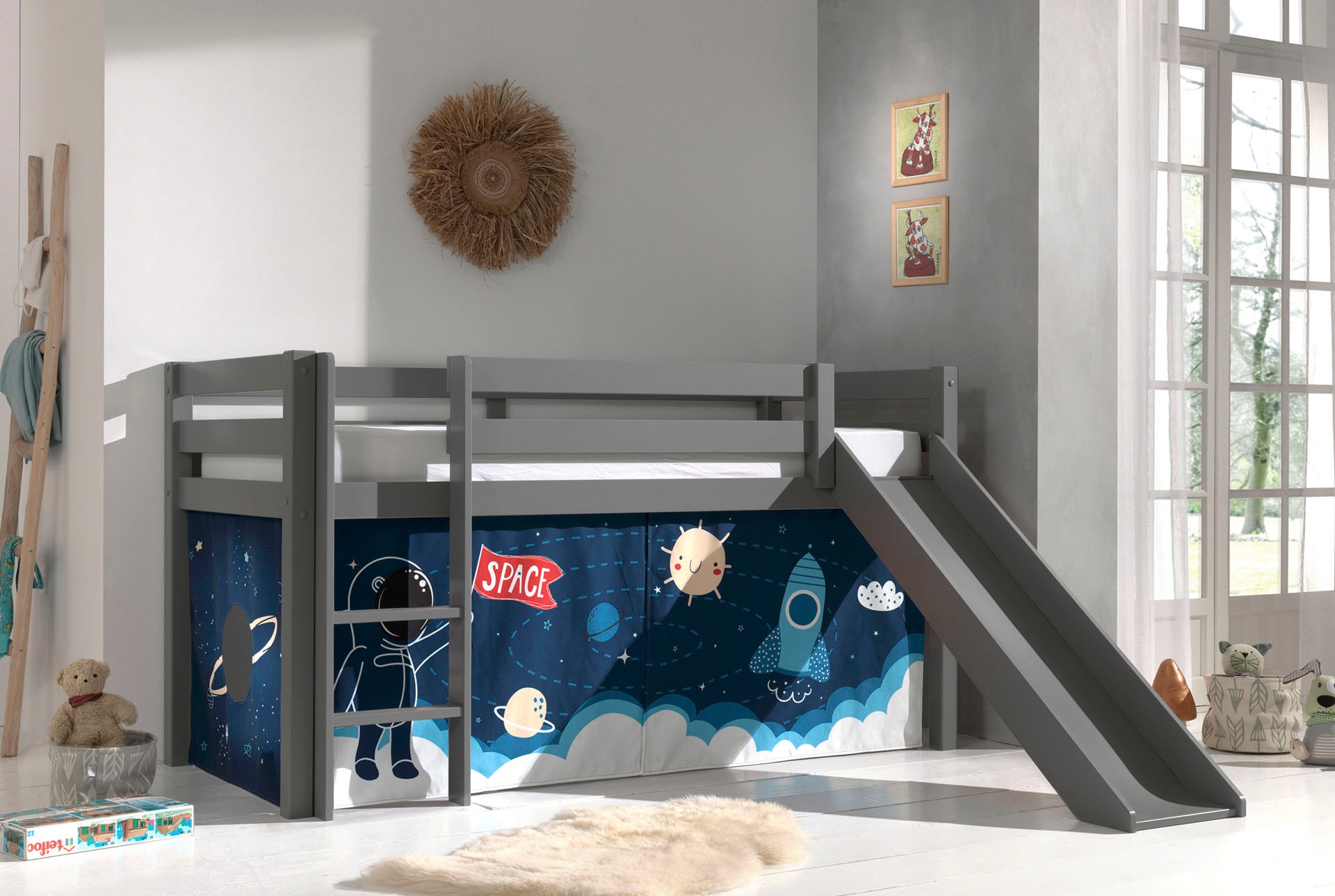 Vipack Spielbett »Pino, Kiefer massiv, mit Rolllattenrost u. Textil-Set, Made in Europe«, (B/H/T ca. 210x114x218cm, mit Absturzschutz, Leiter und Rutsche), verschiedene Textil-Designs und Holzfarben zur Wahl