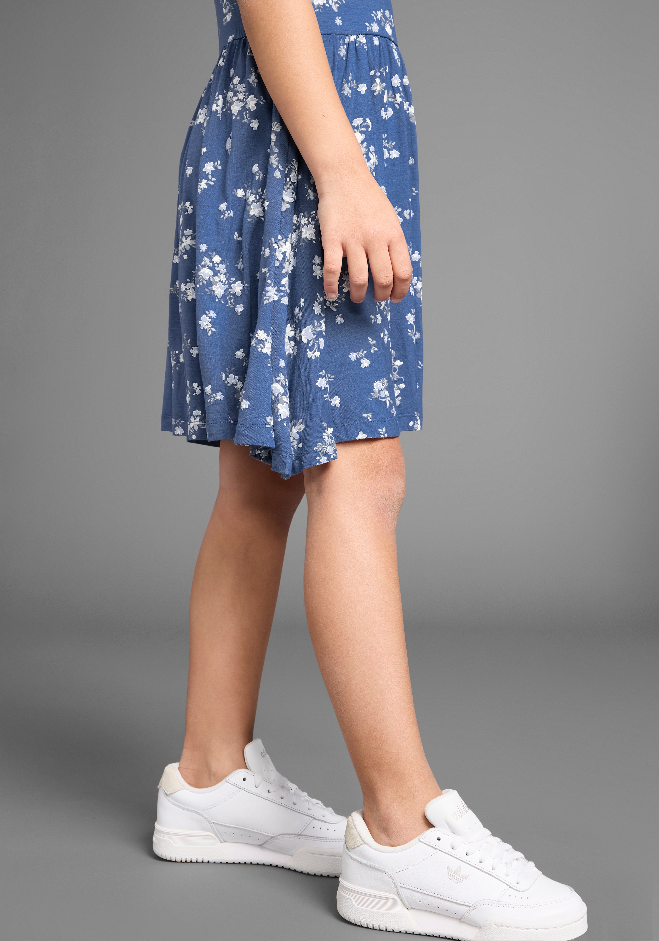 KIDSWORLD Jerseykleid »Trägerkleid im Blumenmuster«, aus Viskose mit schönem Blumendruck