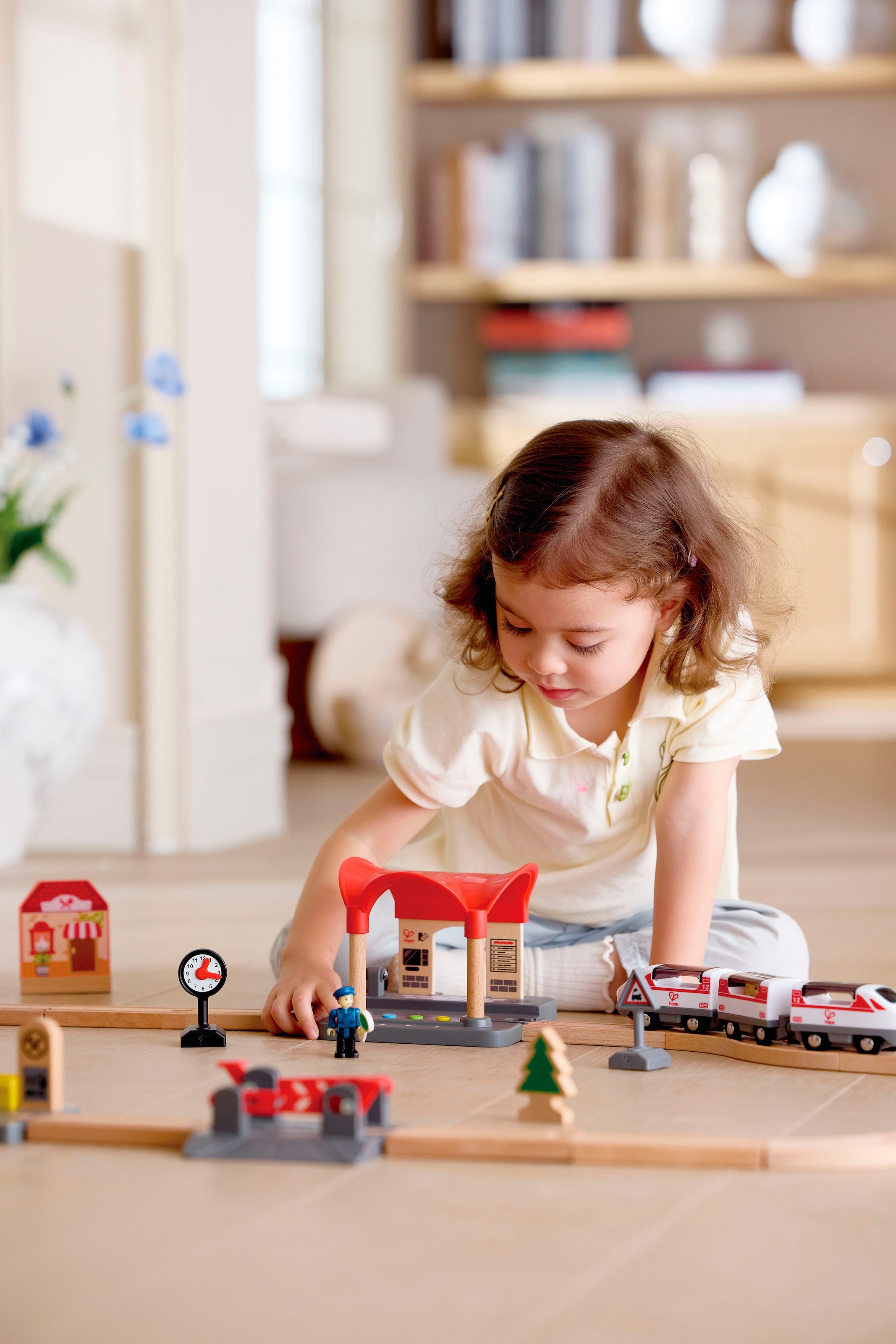 Hape Spielzeugeisenbahn-Gebäude »Bahnhof mit Durchsagefunktion« mit Soundeffekt