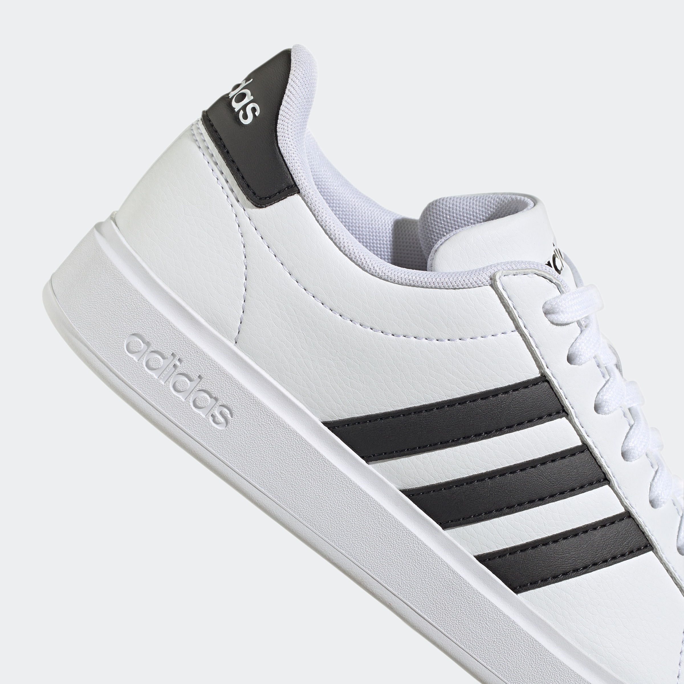 adidas Sportswear Sneaker »GRAND COURT CLOUDFOAM LIFESTYLE COURT COMFORT«, Design auf den Spuren des adidas Superstar