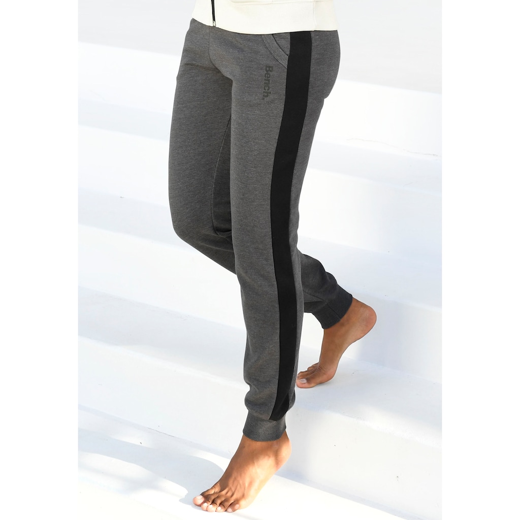 Bench. Loungewear Sweathose, mit Seitenstreifen und schmalem Bein, Loungeanzug