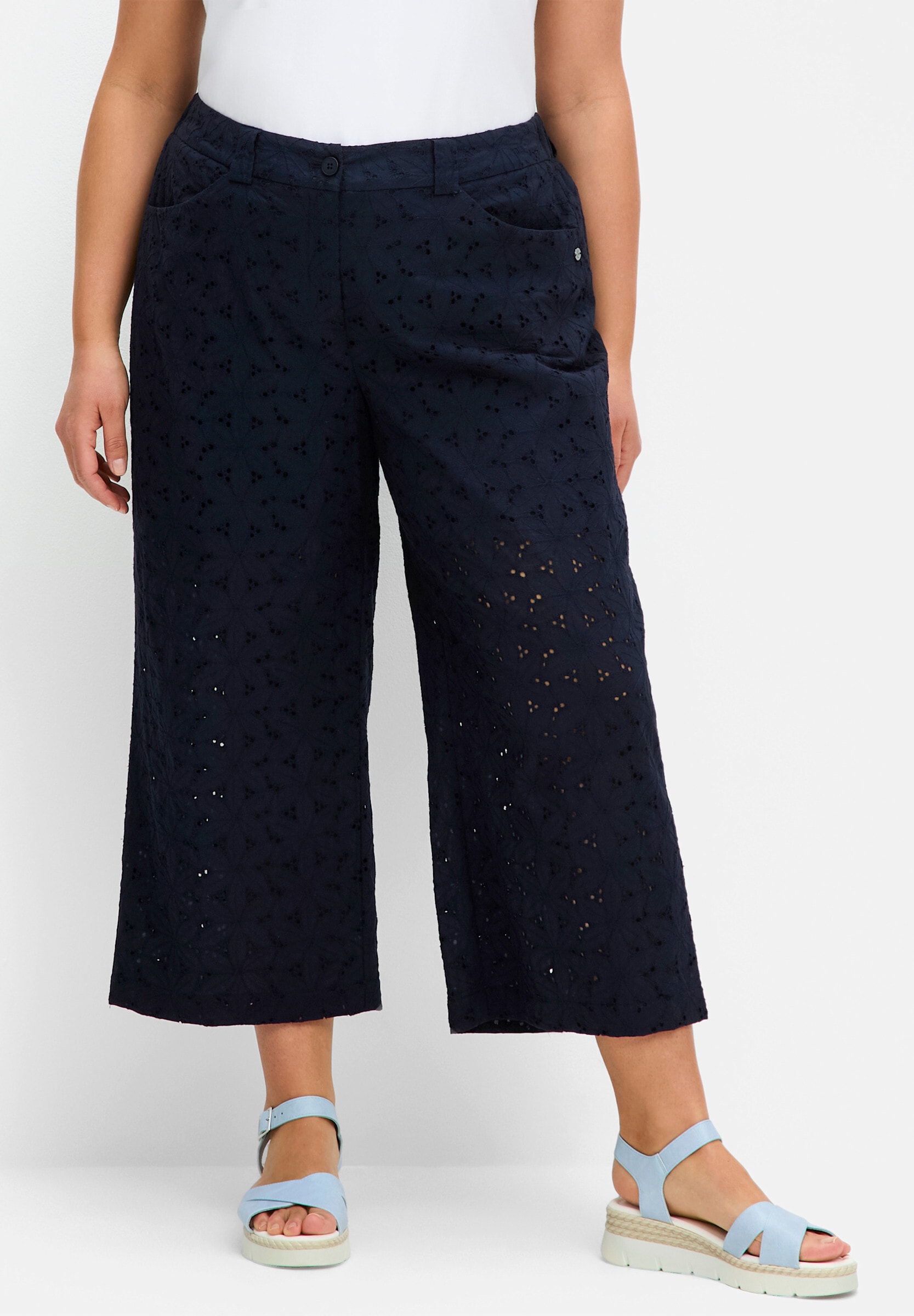 Sheego Culotte »7/8-Hose Culotte mit Lochstickerei«  aus Lochspitze, mit Teilgummibund