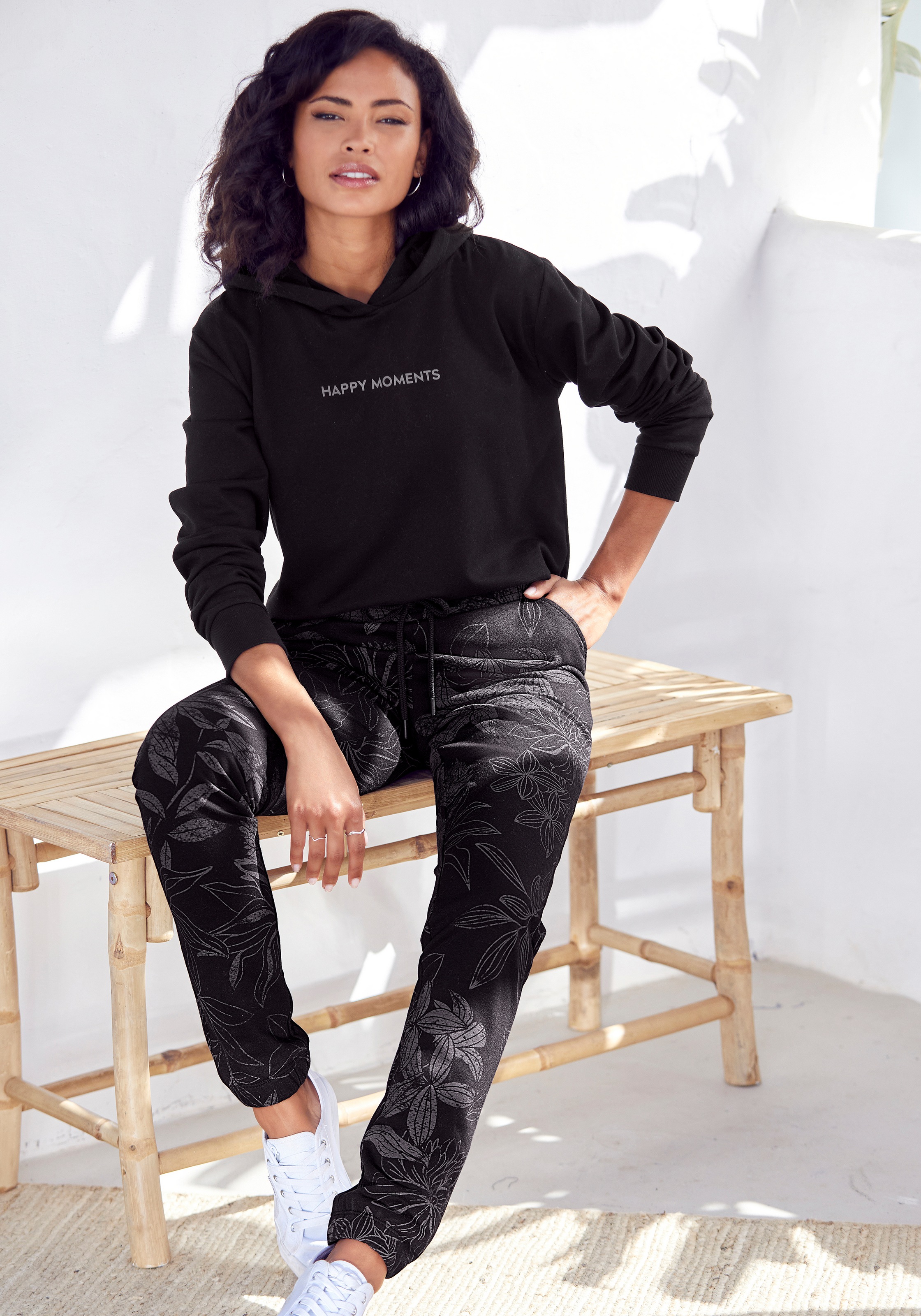 LASCANA Hoodie, mit dezentem Frontdruck, Loungeanzug