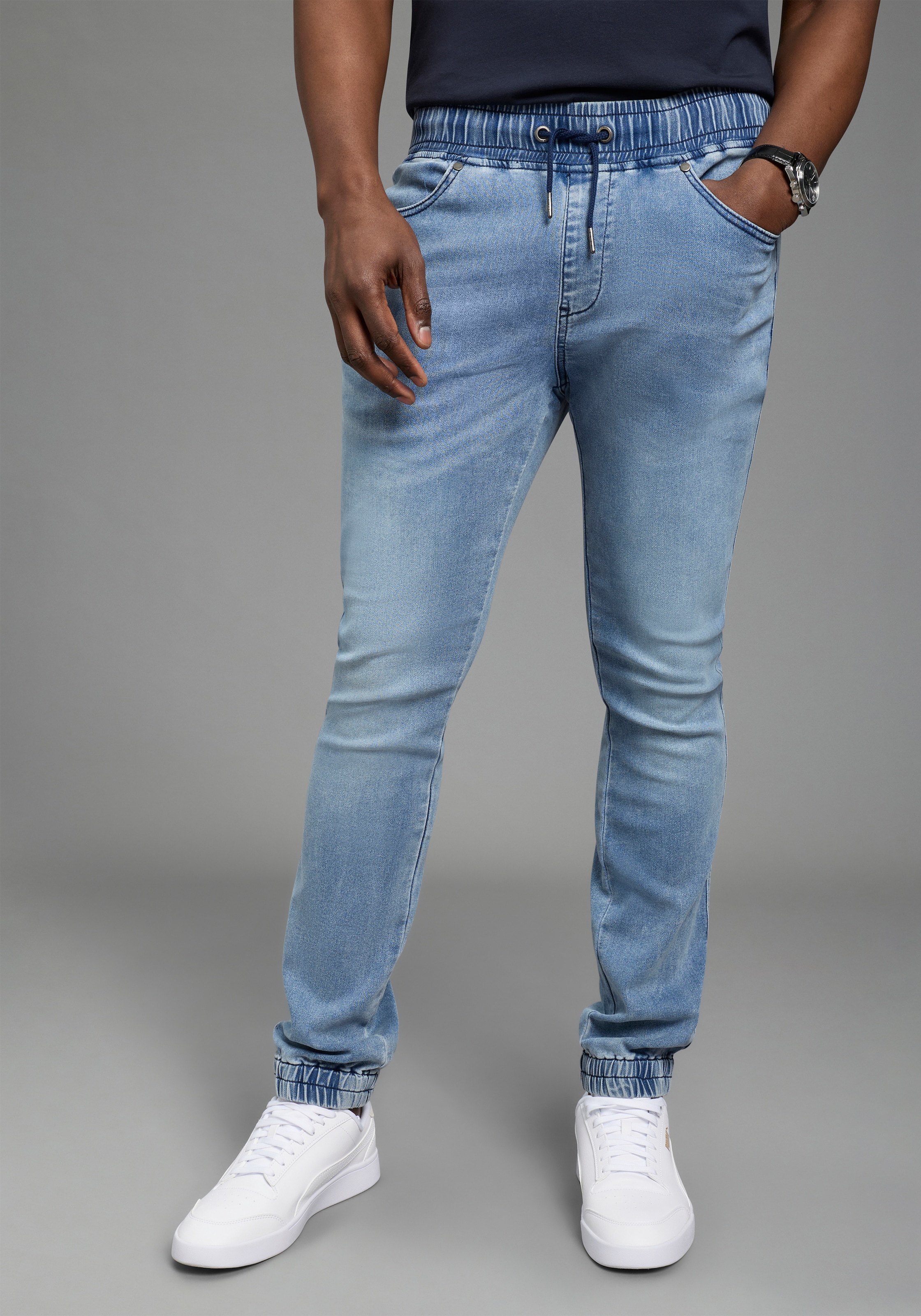 DELMAO Jogg Pants gerade geschnittenes Bein, mit Gummizug am Bund und Beinabschluss