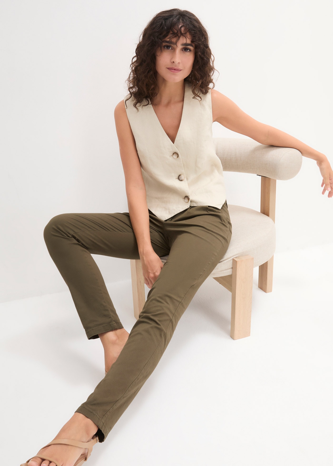 bonprix Chinohose  schmale Form, mit Bundfalten und praktischen Taschen