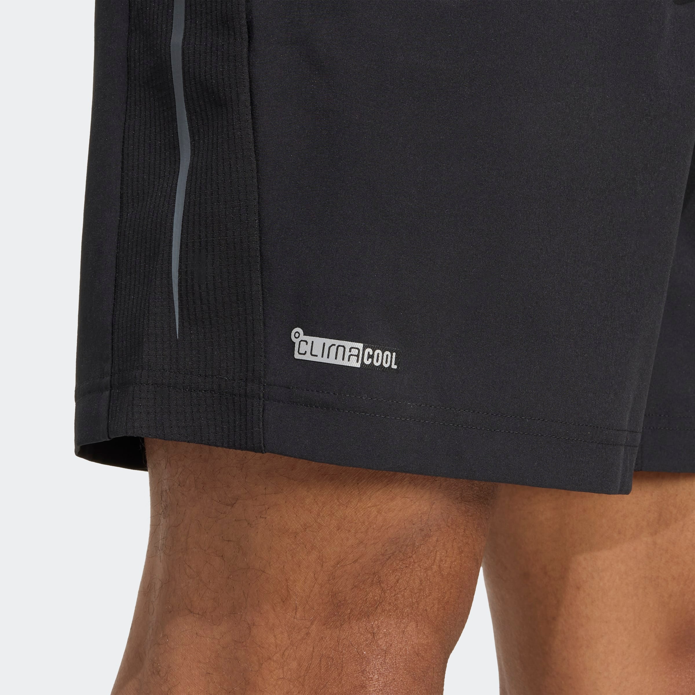 adidas Performance Shorts »TECH APPAREL«  aus weichem Stretchmaterial, mit Mesh-Belüftungseinsatz