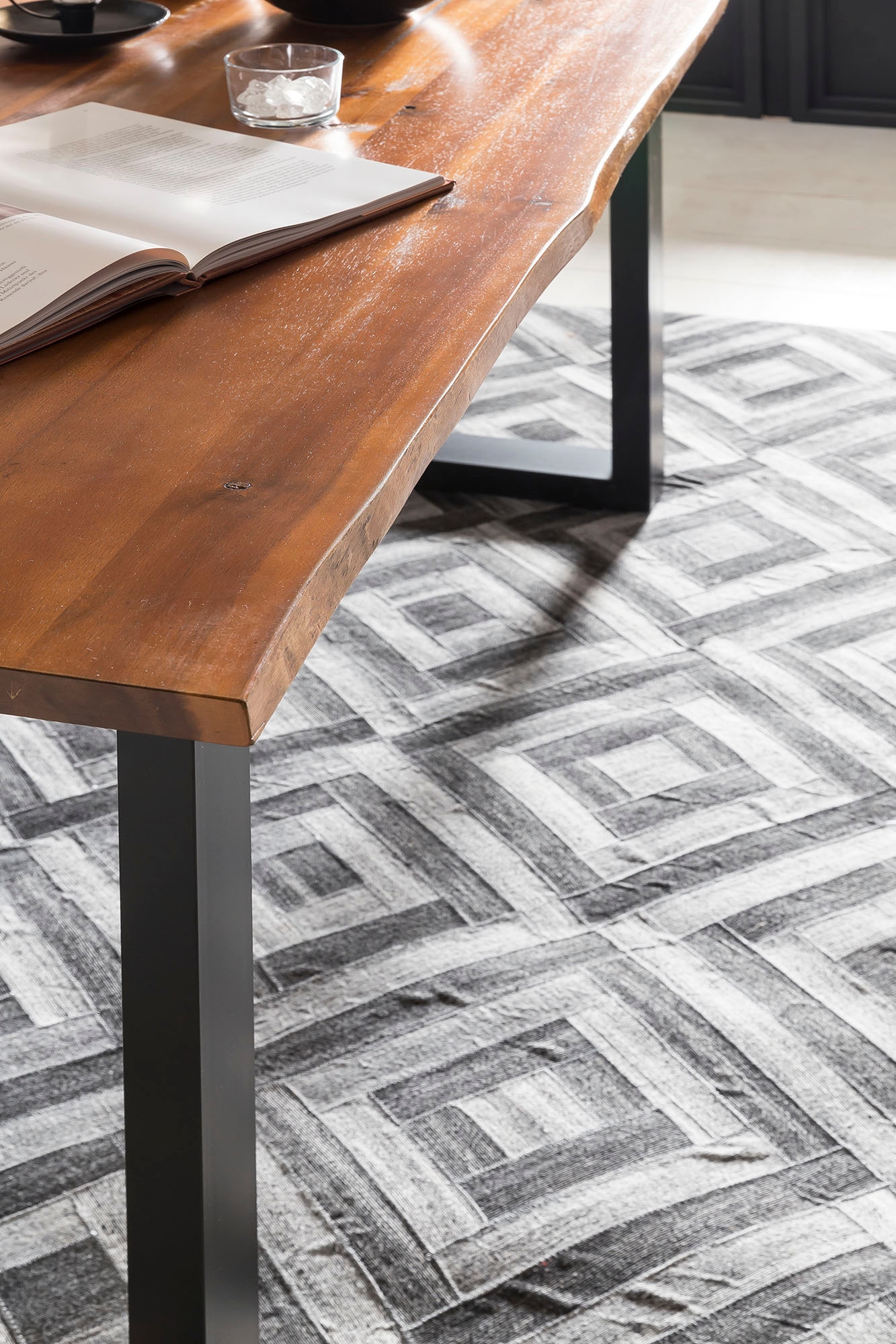 SalesFever Baumkantentisch »Villach Esstisch mit natürlicher Ausstrahlung« Sichtbare Maserung und Astlöcher, Esstisch aus Massivholz