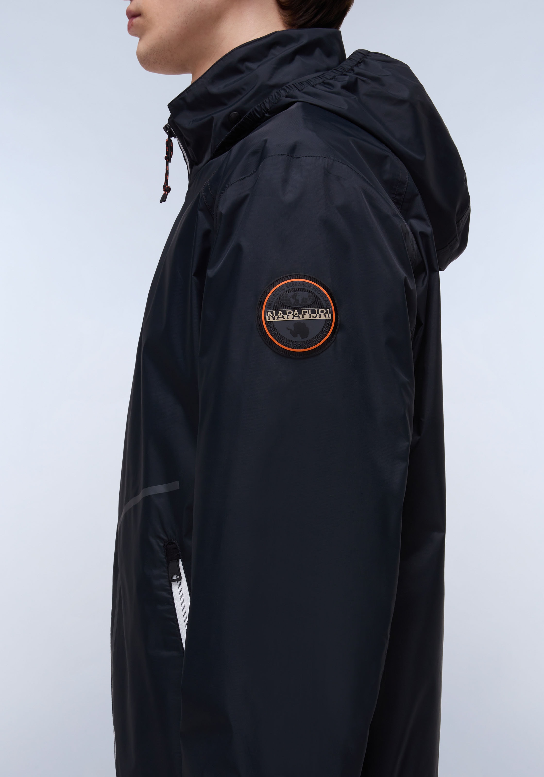 Napapijri Windbreaker »A-CLOUDY 041 BLACK«, mit Kapuze, Mit Markenlabel von Napapijri im Rücken und auf dem Ärmel