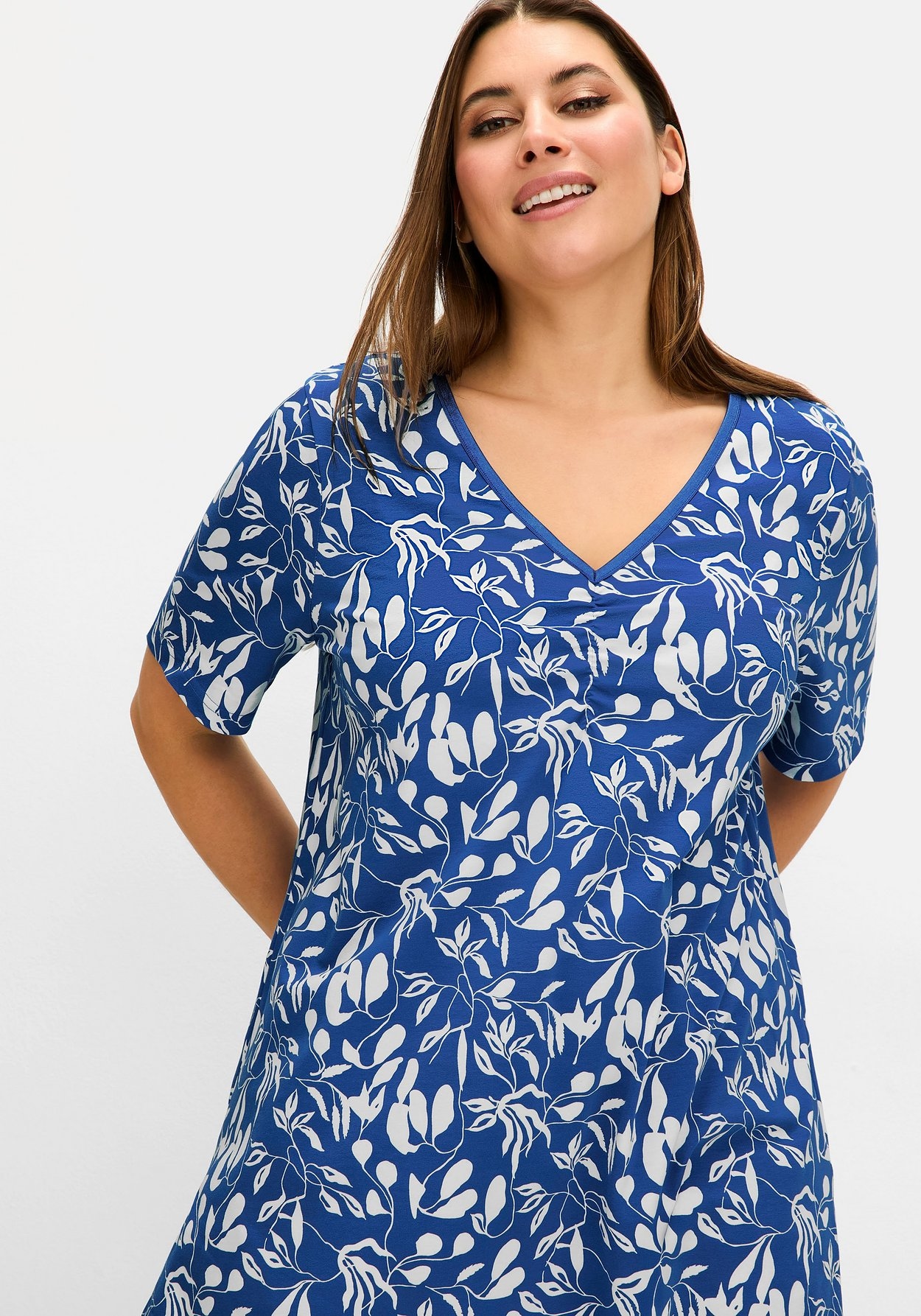 Sheego T-Shirt »Longshirt mit Blumendruck, in leichter A-Linie«