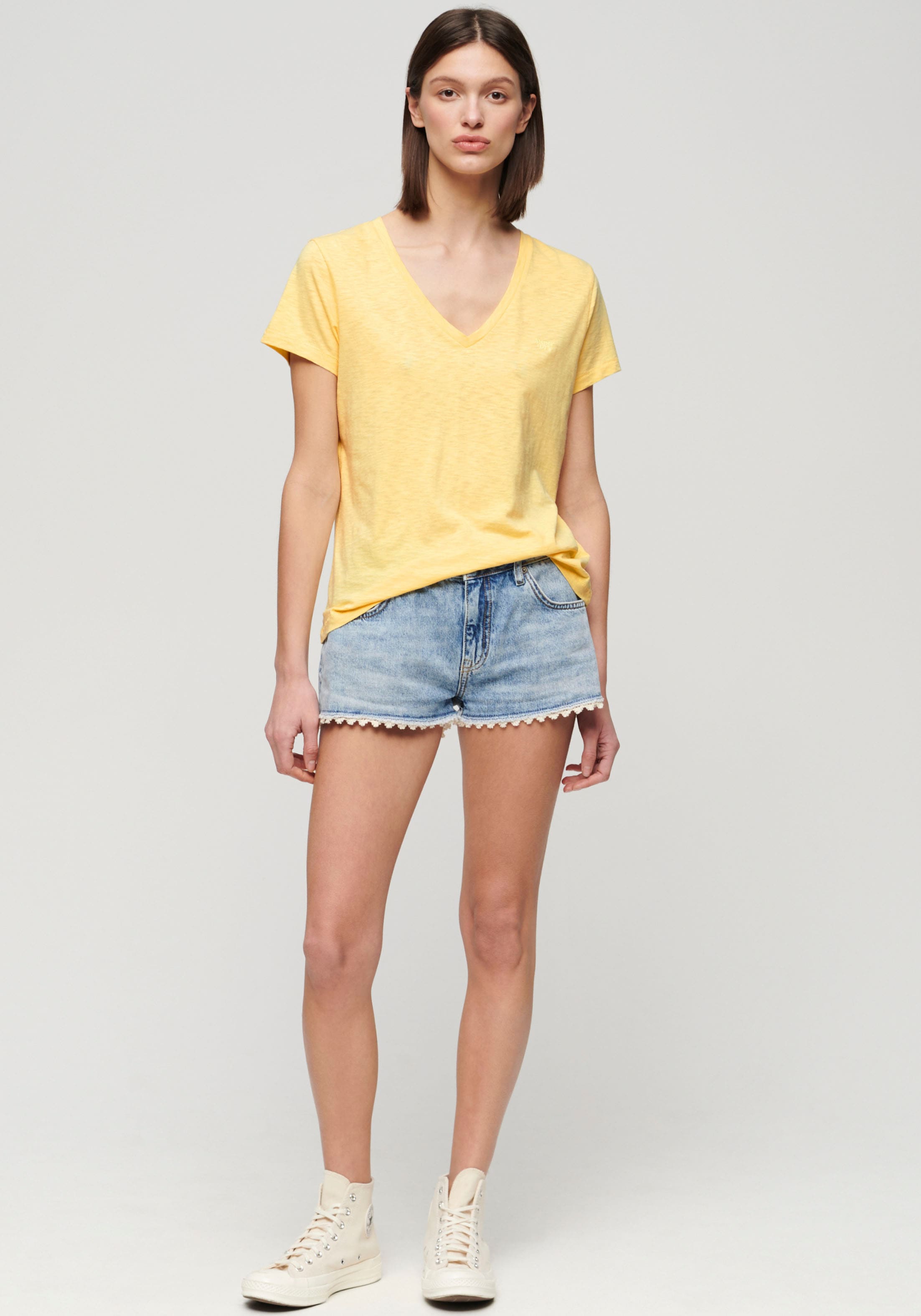 Superdry V-Shirt »STUDIOS SLUB EMB VEE TEE«, strukturiertes T-Shirt mit V-Ausschnitt und Stickerei