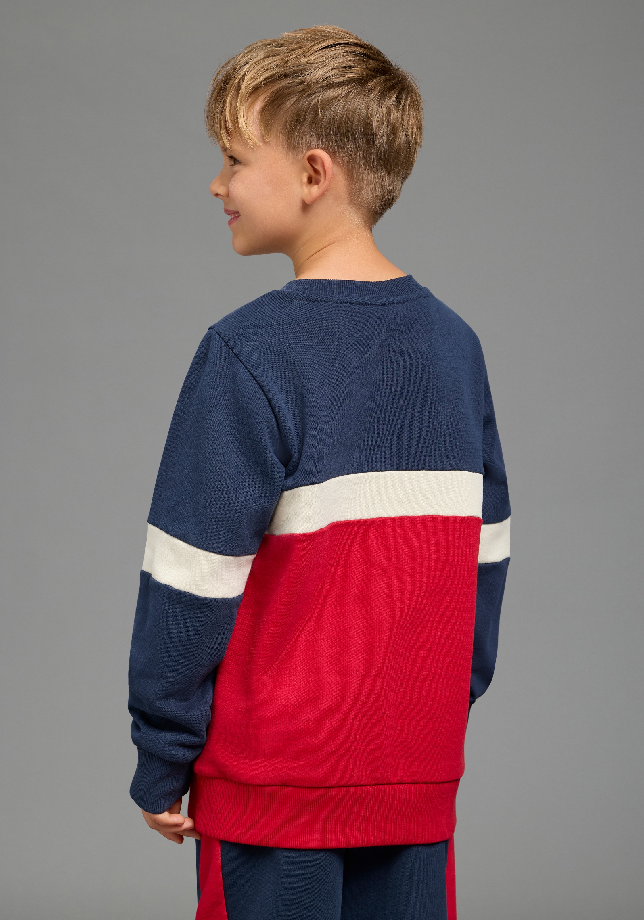 Scout Sweatshirt »Rundhals-Sweat mit kontrastfarbigen Einsätzen - NEU von SCOUT«, Rundhals, Langarm, hüftbedeckende Länge, mit Badge-Applikation
