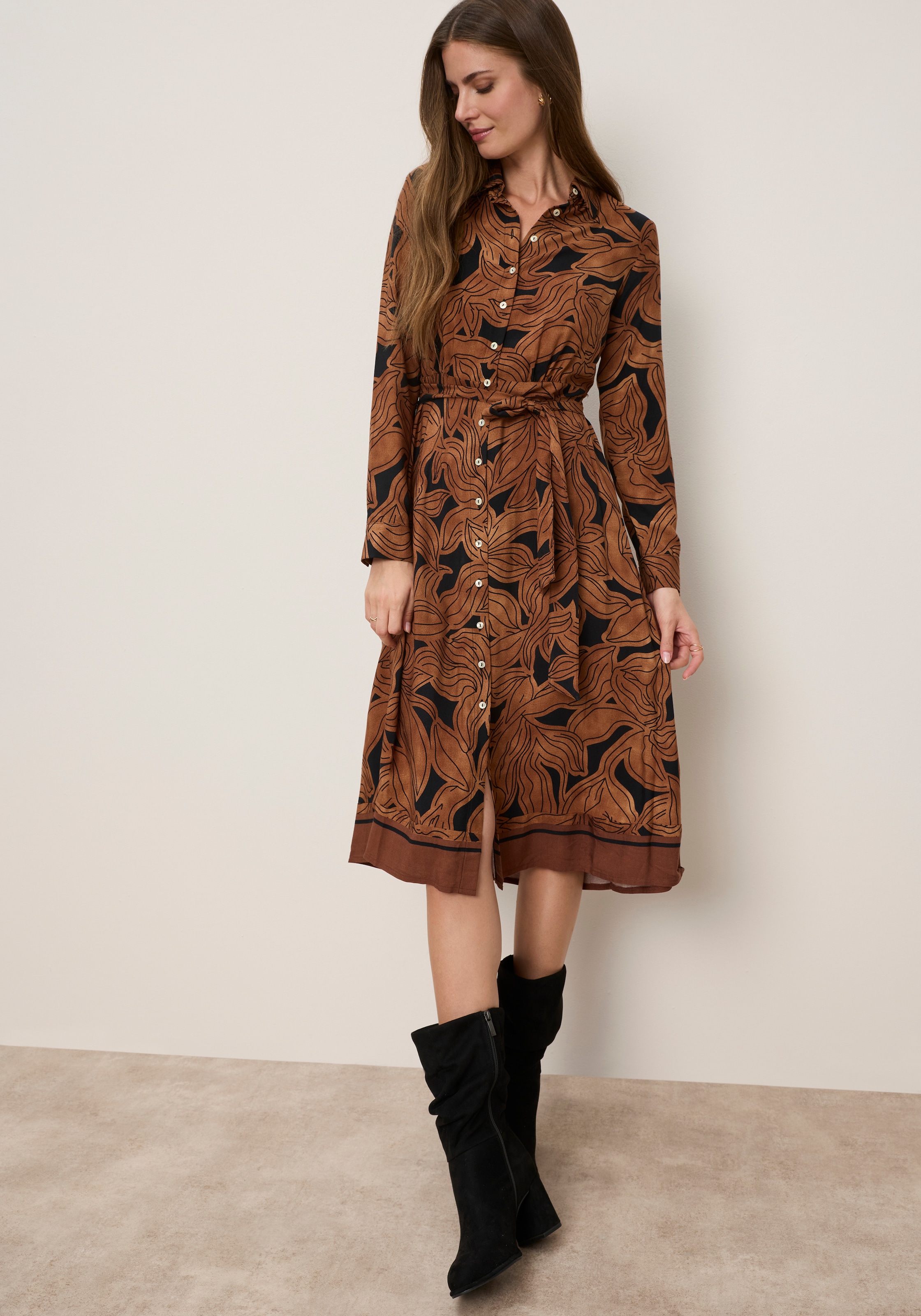 Tamaris Hemdblusenkleid »mit tailliertem Bindeband und Blumenmuster« aus Viskose