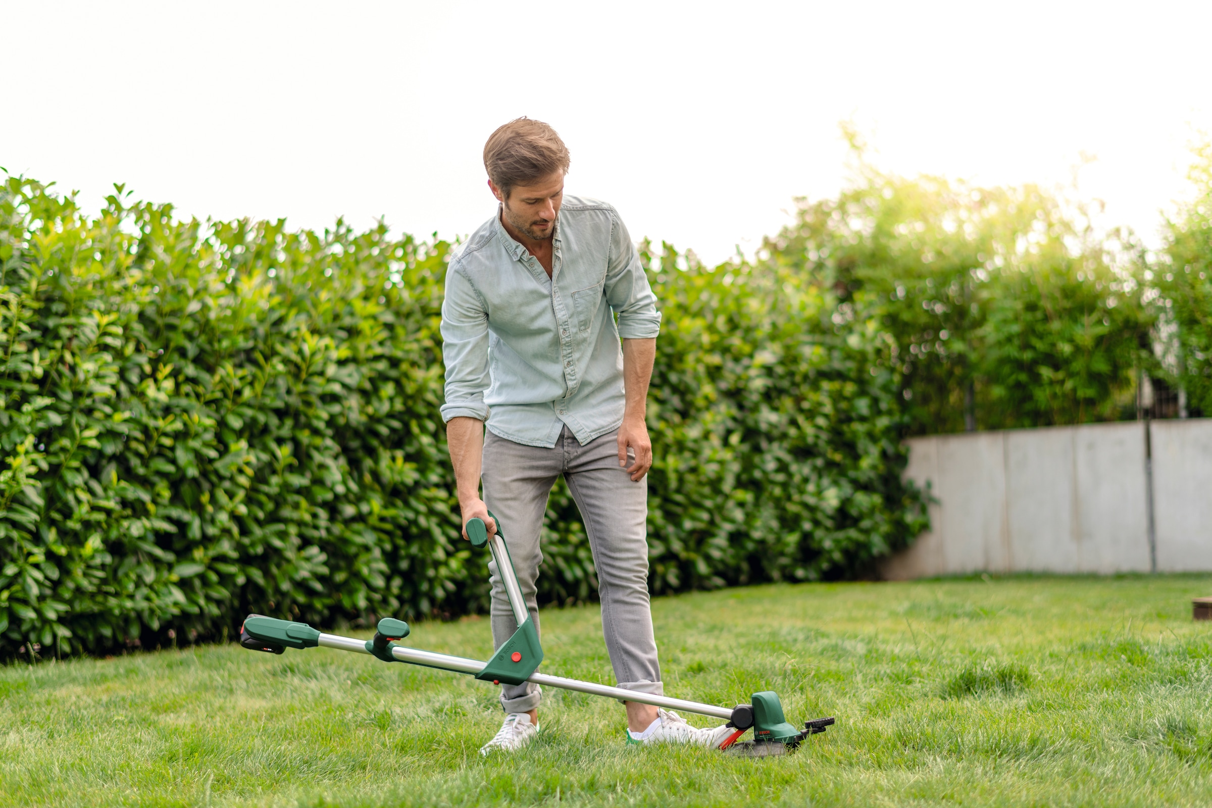 Bosch Home & Garden Akku-Rasentrimmer »UniversalGrassCut 18V 260«, mit Akku 18V/2,0 Ah und Ladegerät