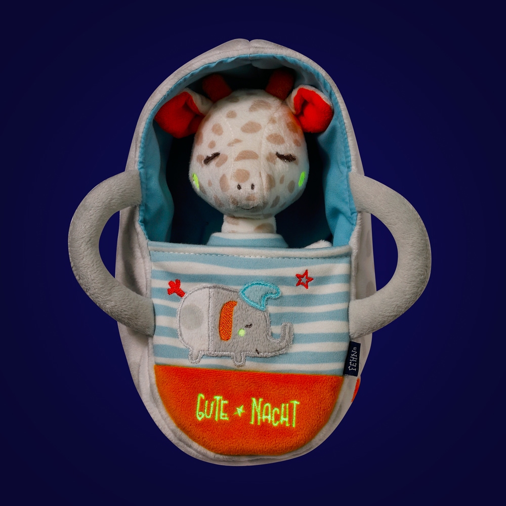 Fehn Kuscheltier »Gute Nacht, Giraffe«, mit Tragetasche und Glow-in-the-dark-Bestickung