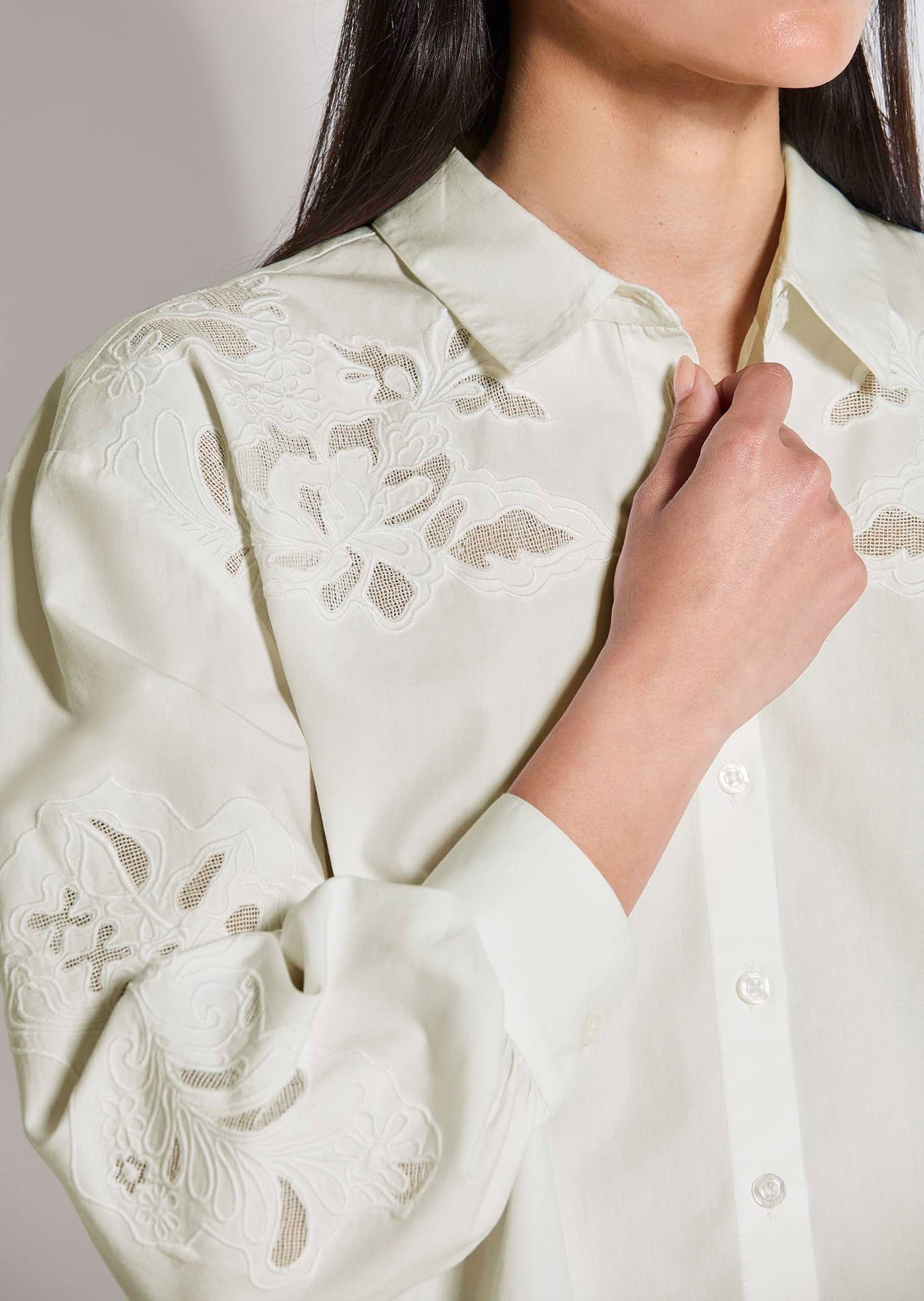 MADELEINE Langarmbluse »Hemdbluse Baumwollbluse mit floraler Stickerei« Bluse mit dekorativen Spitzeneinsätzen am Arm und im Vorderteil