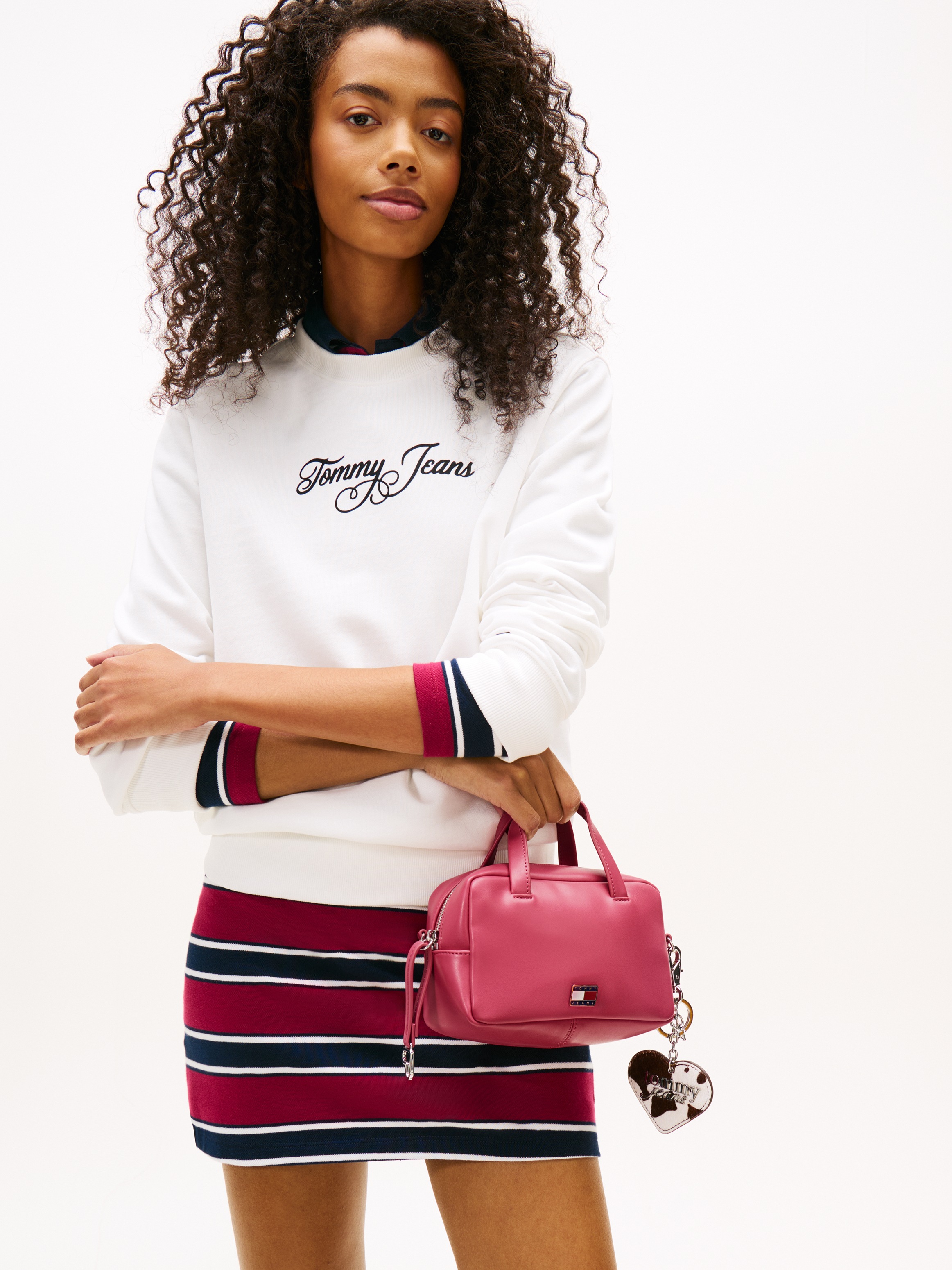 Tommy Jeans Umhängetasche »TJW CITY TRUNK CROSSOVER« , Damen Tragetasche, Schultertasche mit Herzchen-Applikation