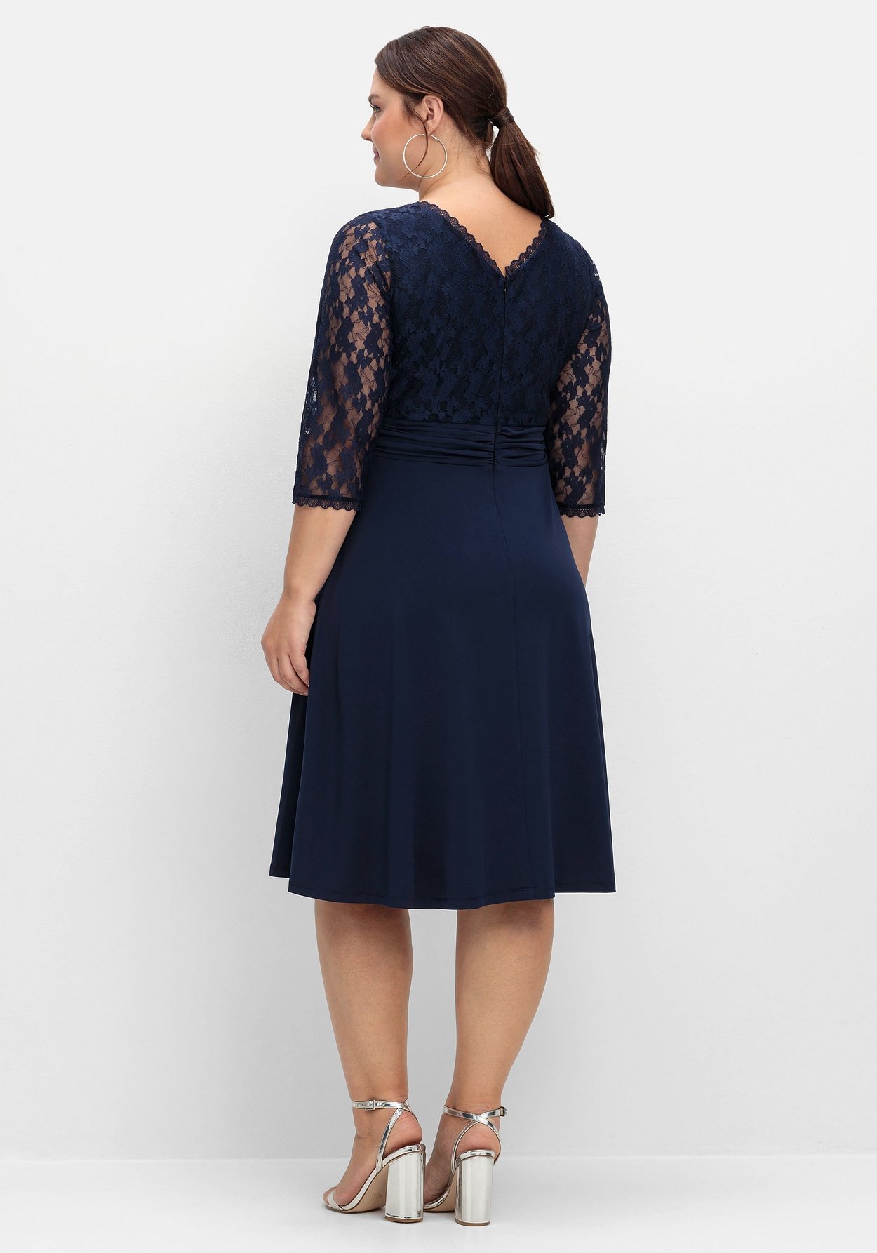 Sheego Abendkleid »Abendkleid mit floraler Spitze und Zier-Knotendetail«
