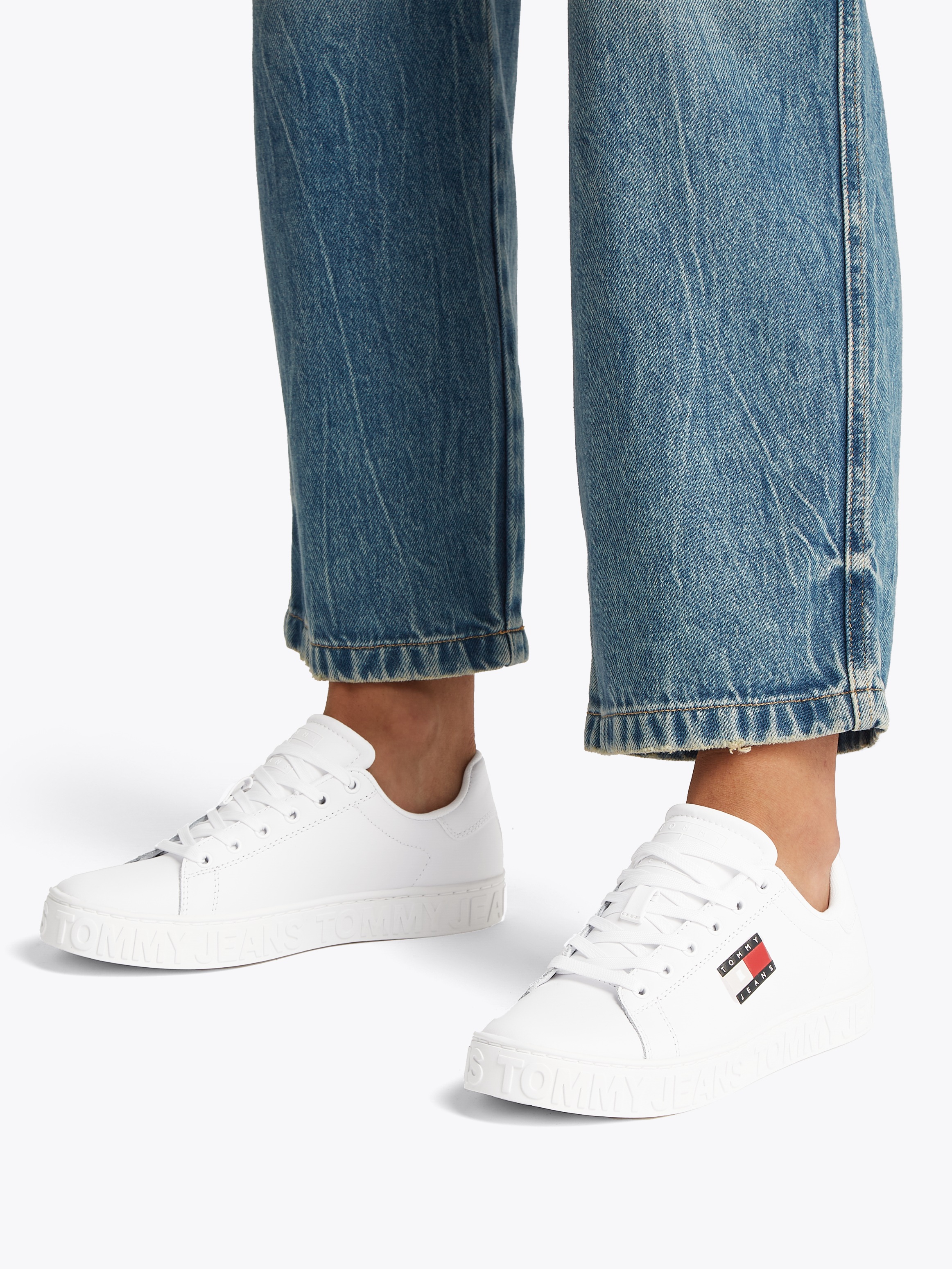 Tommy Jeans Plateausneaker »TJW LOGO OUTSOLE SNEAKER ESS«, Freizeitschuh, Halbschuh, Schnürschuh mit seitlicher Logoflagge