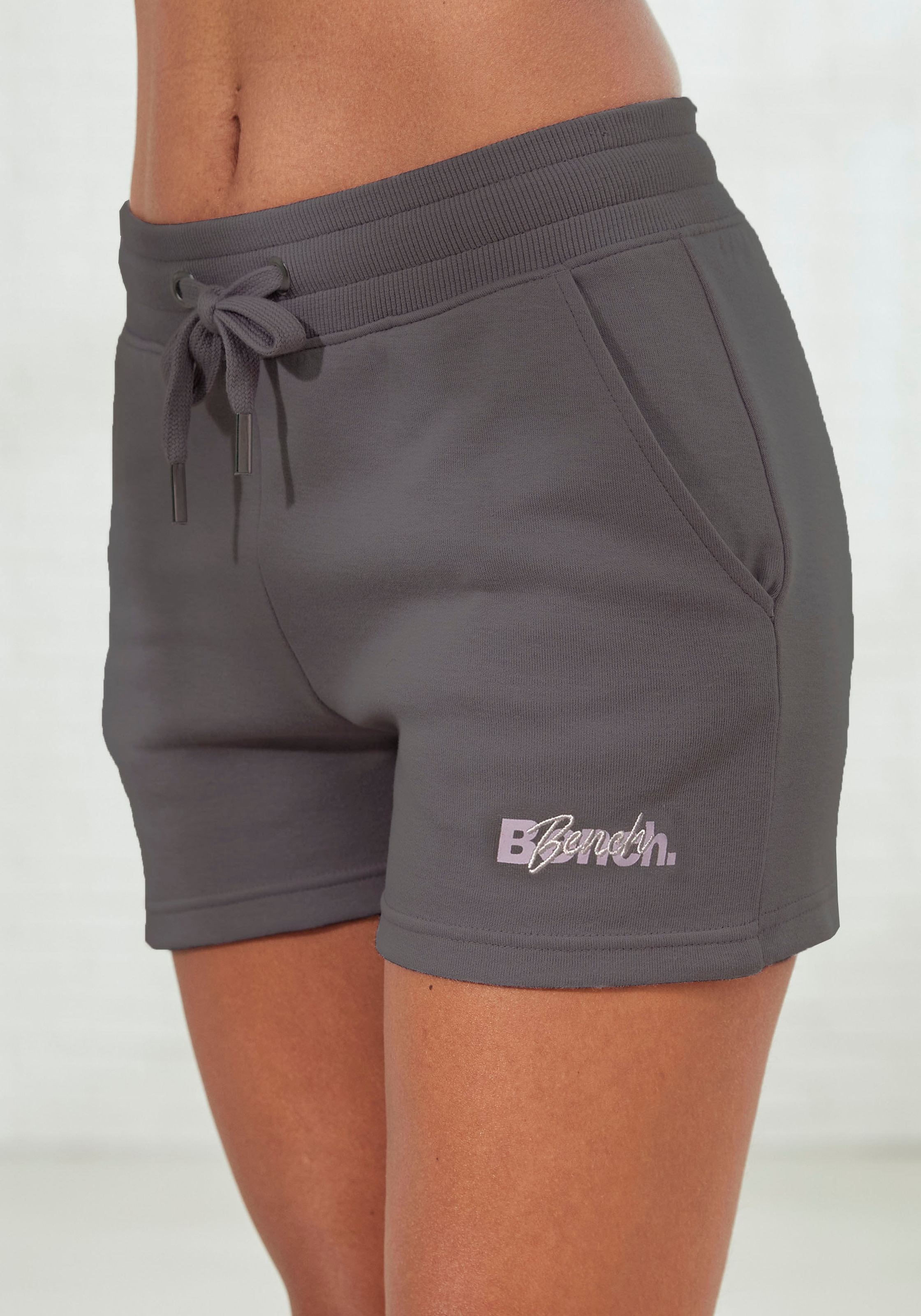 bei und online OTTO Shorts, Stickerei Bench. mit Logodruck