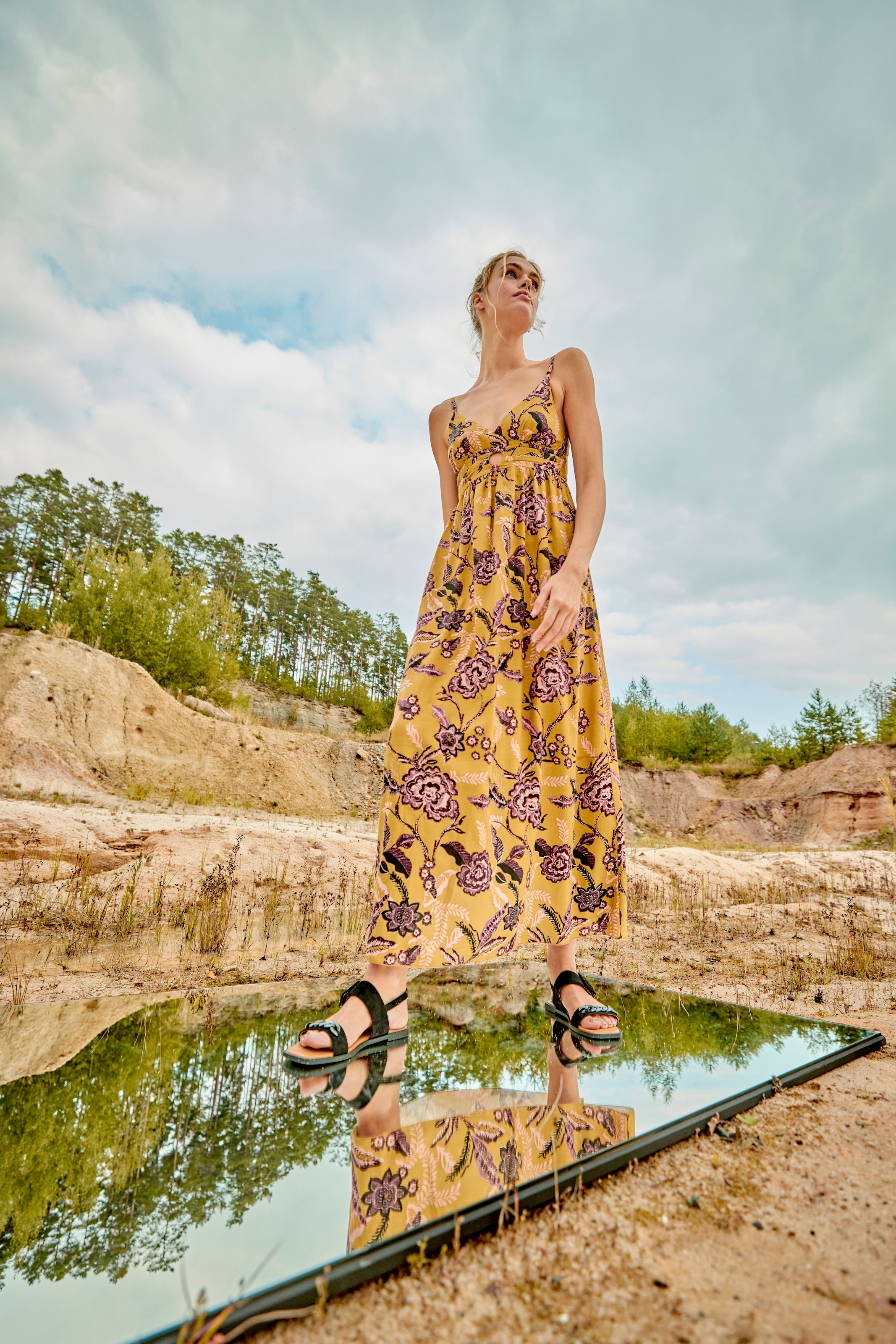 Aniston CASUAL Sommerkleid, mit farbharmonischen, großflächigen Blumendruck