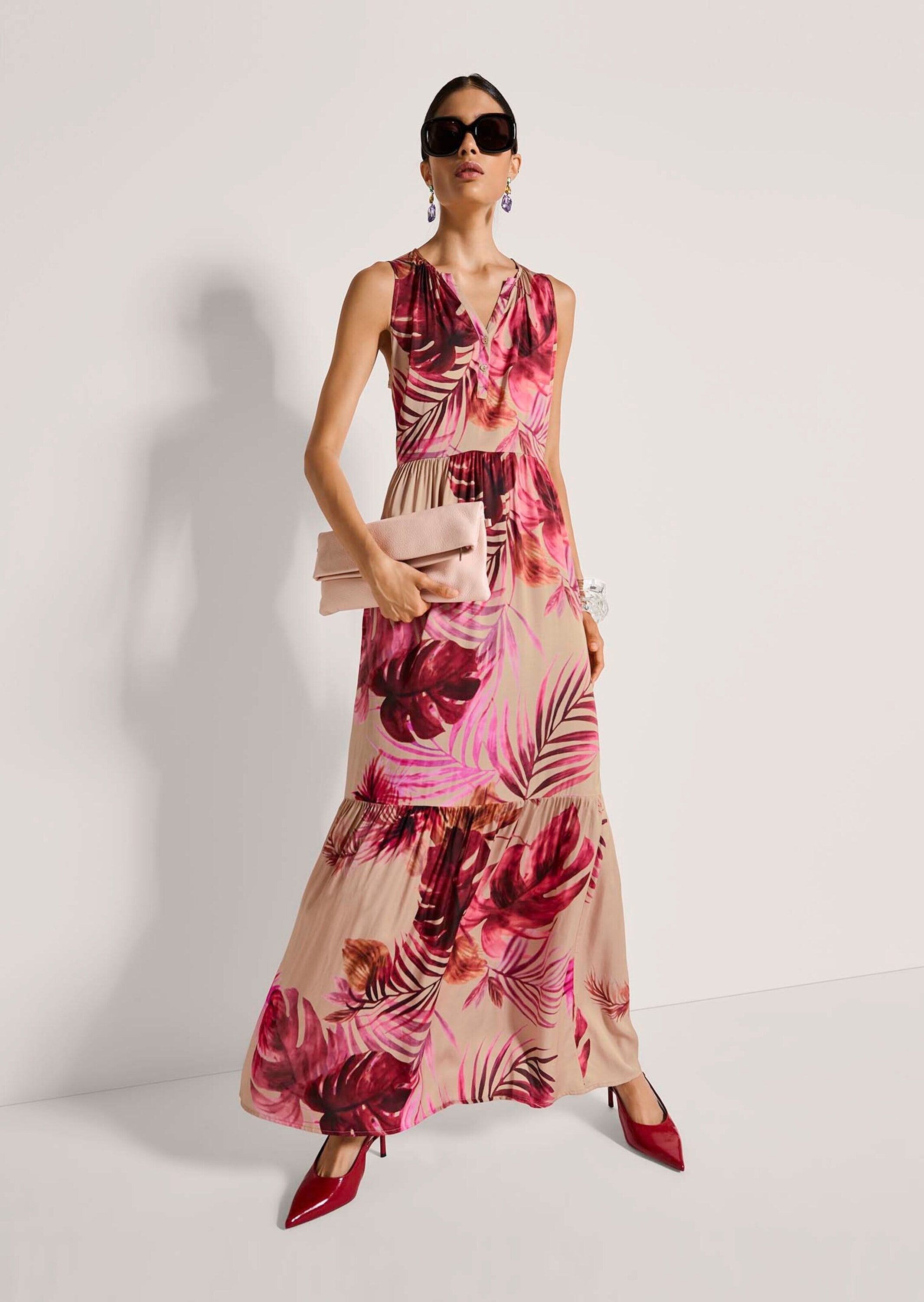 MADELEINE Midikleid »Sommerkleid Maxikleid mit floralem Print« Nahttasche Kleid mit Rundhalsausschnitt mit V-Blende und 2 Knöpfen, Rock in Stufen und Falten