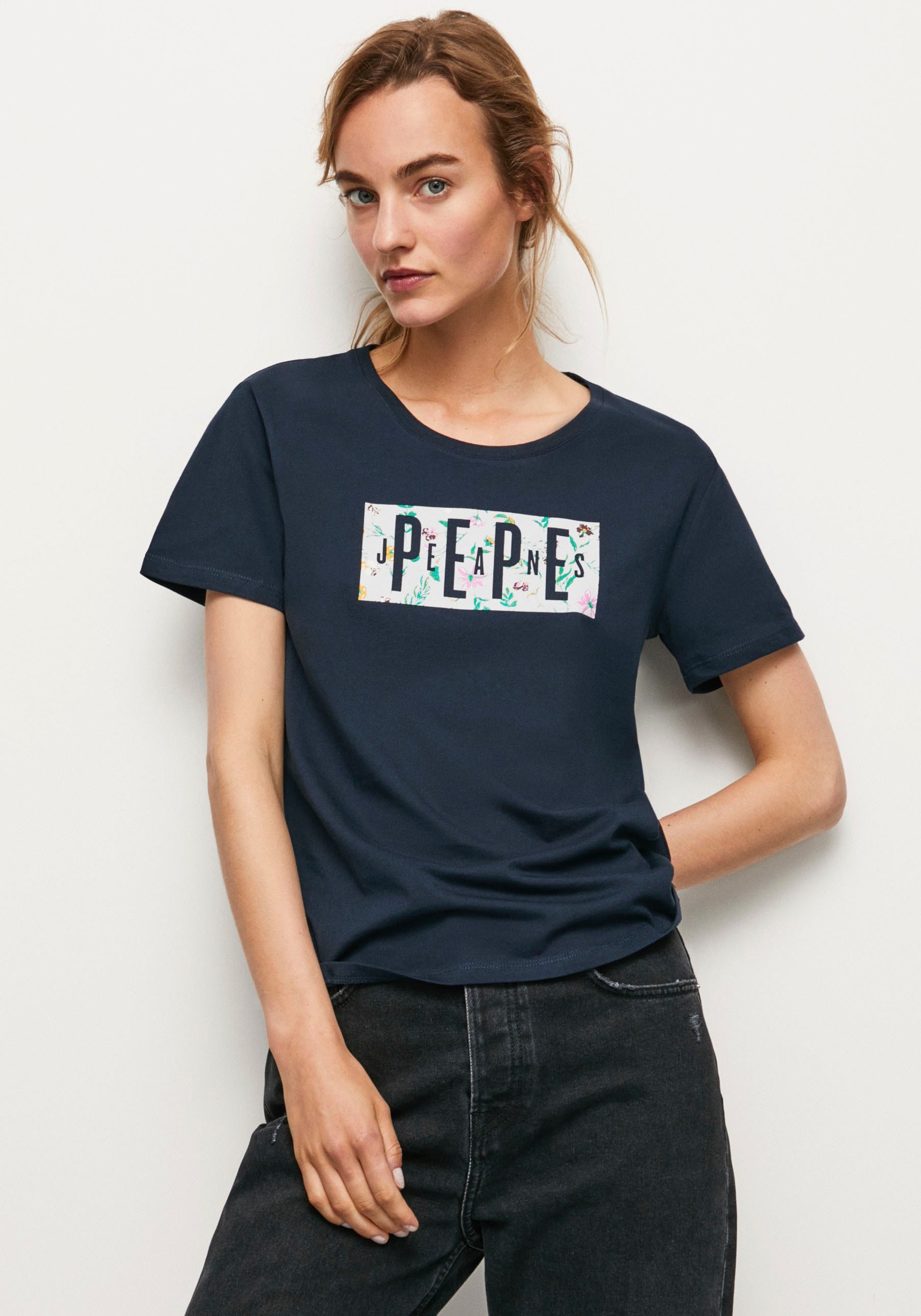 Pepe Jeans markentypischem bei in Frontprint kaufen tollem »PATSY«, Passform OTTO mit T-Shirt figurbetonter online und