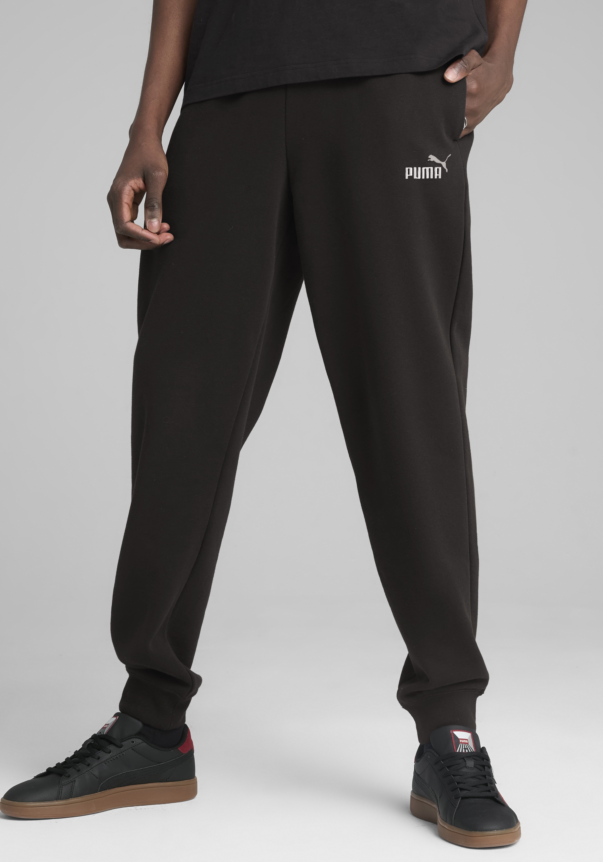 PUMA Trainingshose »ESS 2 COLOR NO. 1 LOGO SWEATPANTS FL CL«  sportlicher Stil, mit Eingrifftaschen, Regular Fit