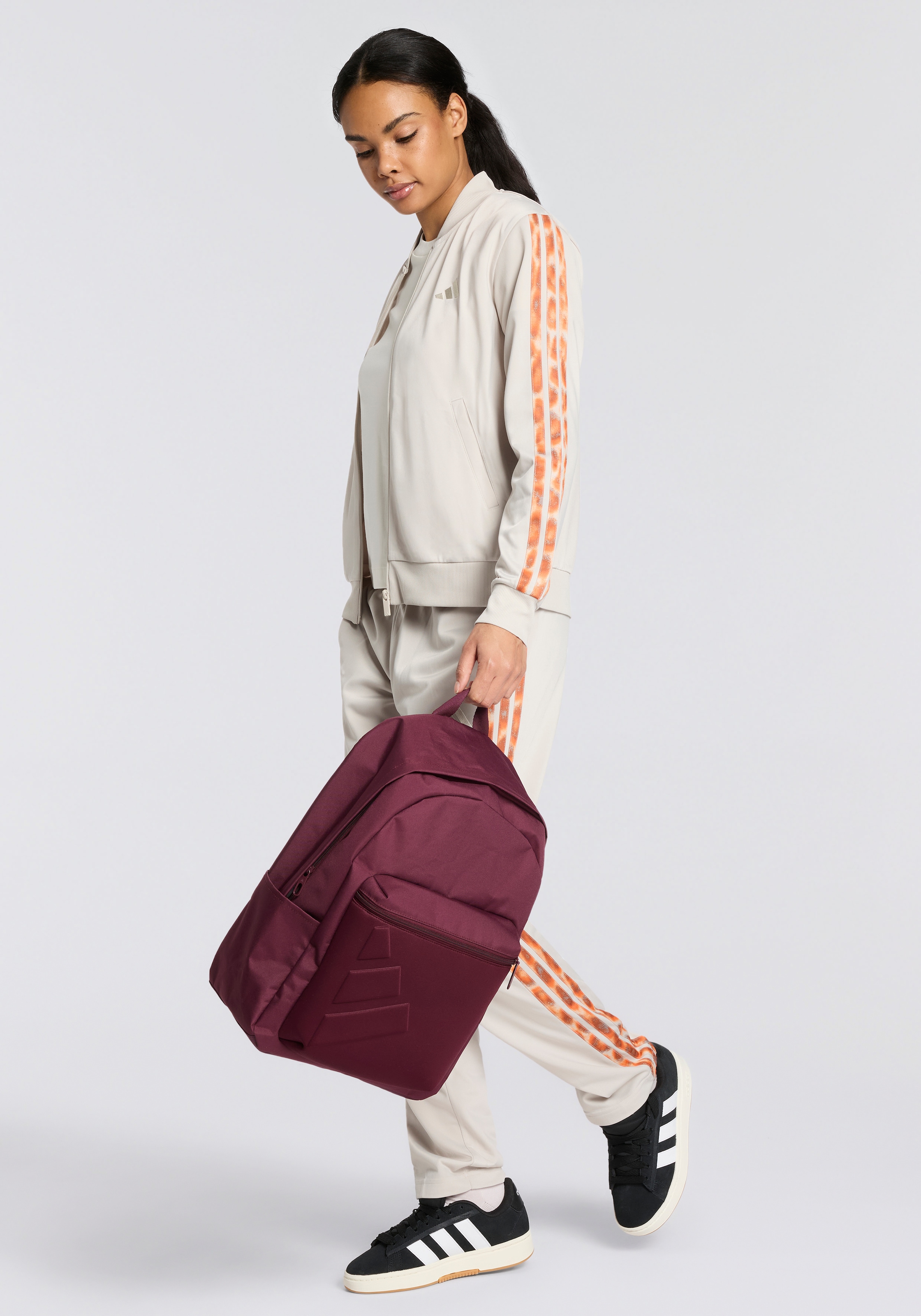 adidas Sportswear T-Shirt »SUMMER SLIDE GRAPHIC MIT V-AUSSCHNITT«