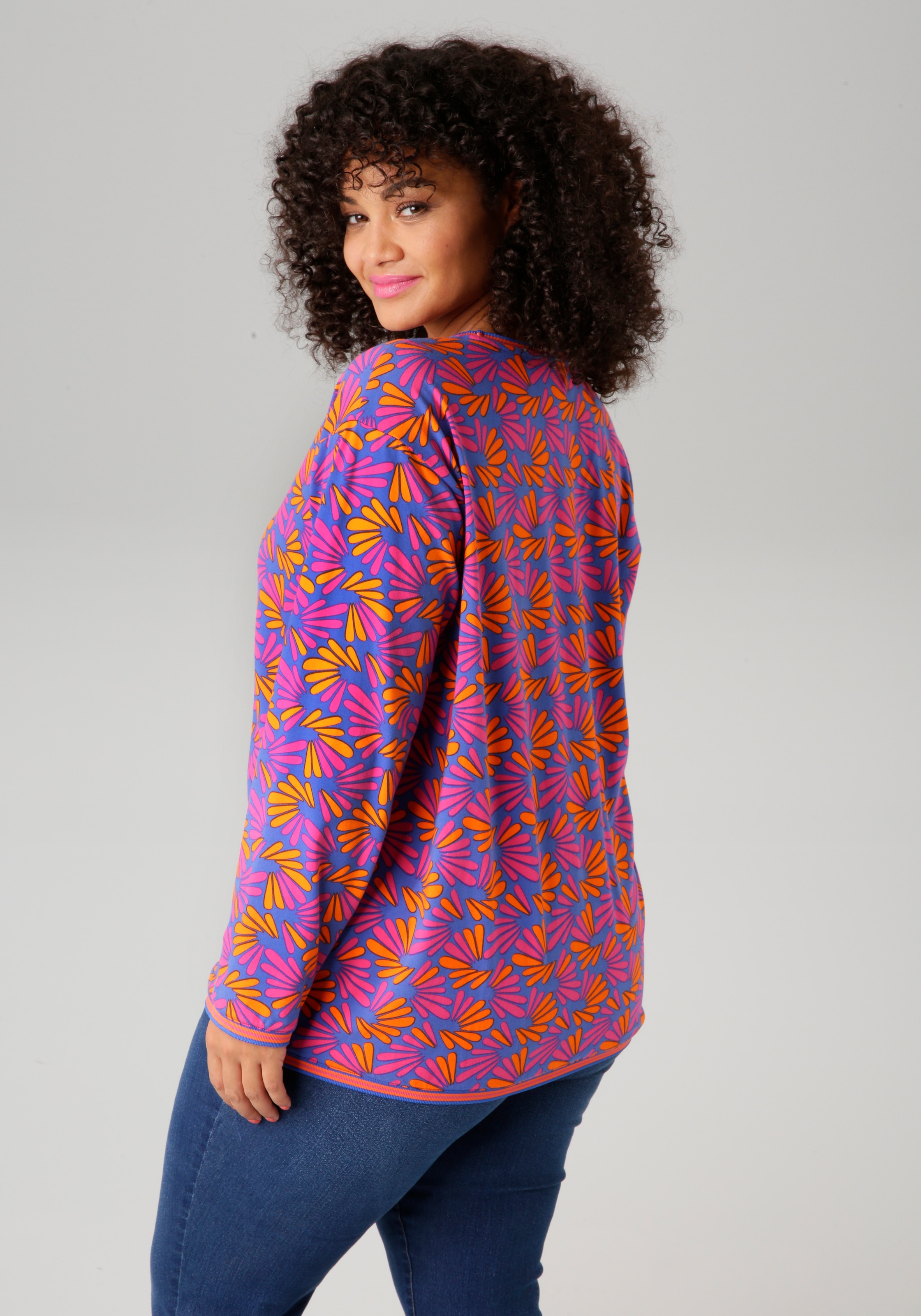 Aniston PLUS Sweatshirt, mit farbenfrohen, grafischen Druck -
