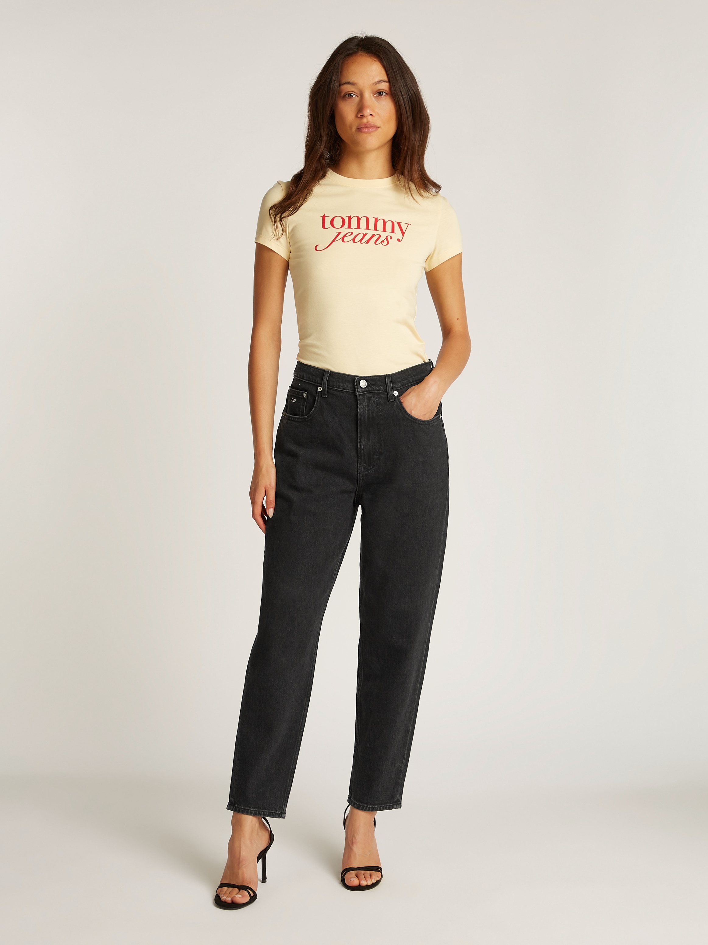 Tommy Jeans Mom-Jeans »MOM JEAN UH TPR«, mit Logo-Stickereien, in knöchelfreier Länge