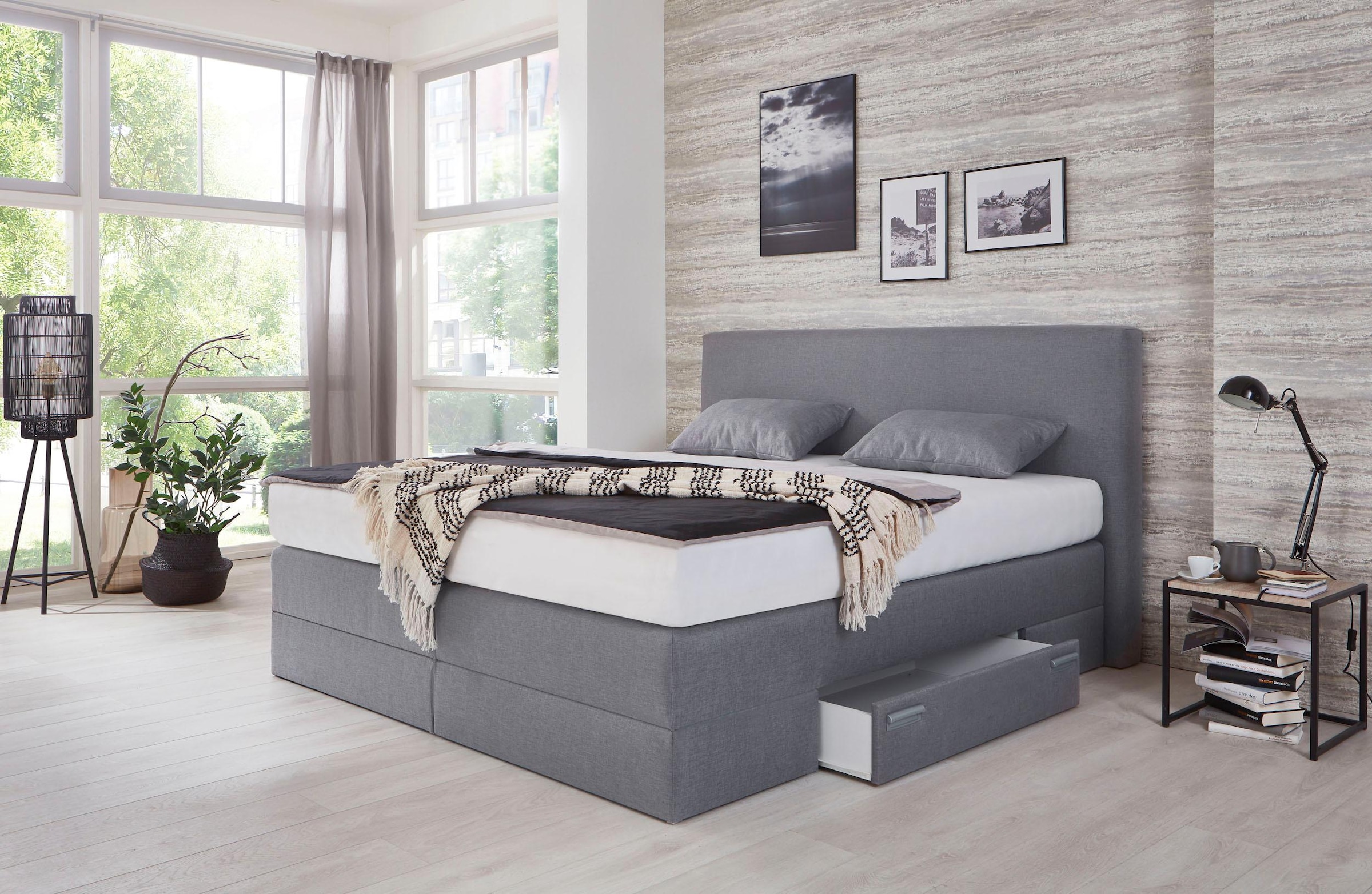 Boxspringbett, mit Schubkästen und Zierkissen