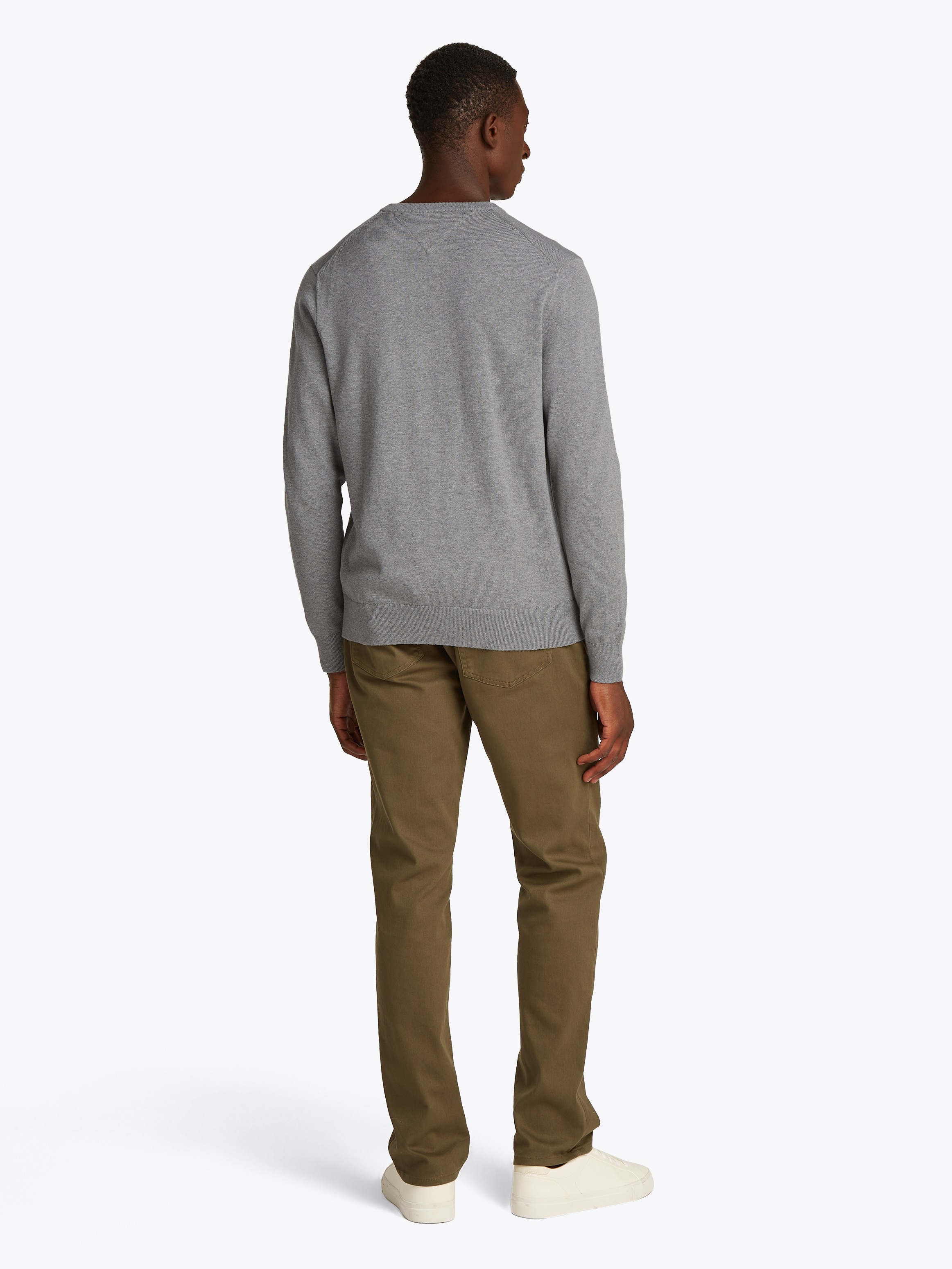 Tommy Hilfiger Strickpullover »ESSENTIAL COTTON V NECK mit V-Ausschnitt und Stickerei«, unifarben, casual, regular fit, Baumwolle, V-Ausschnitt