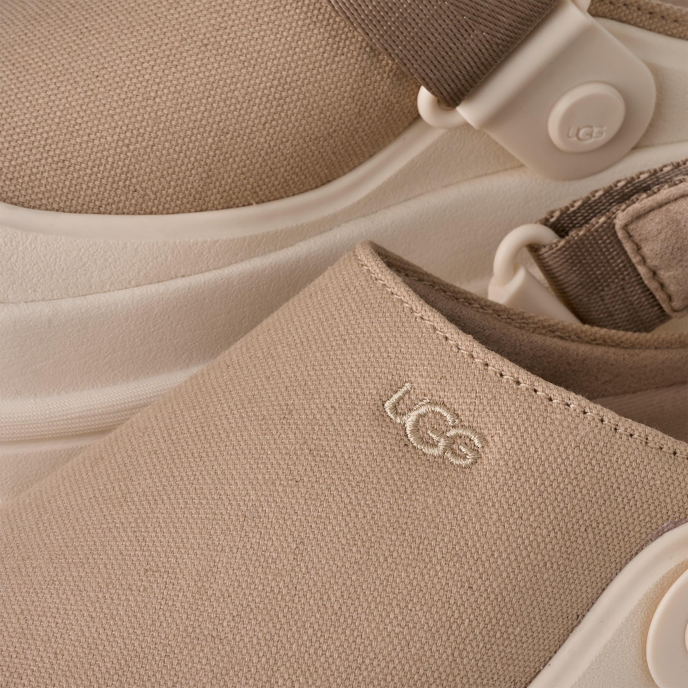 UGG Clog »GOLDDENGLOW CANVAS CLOG«  Sabot, Schlupfschuh mit schwenkbarem Fersenriemen