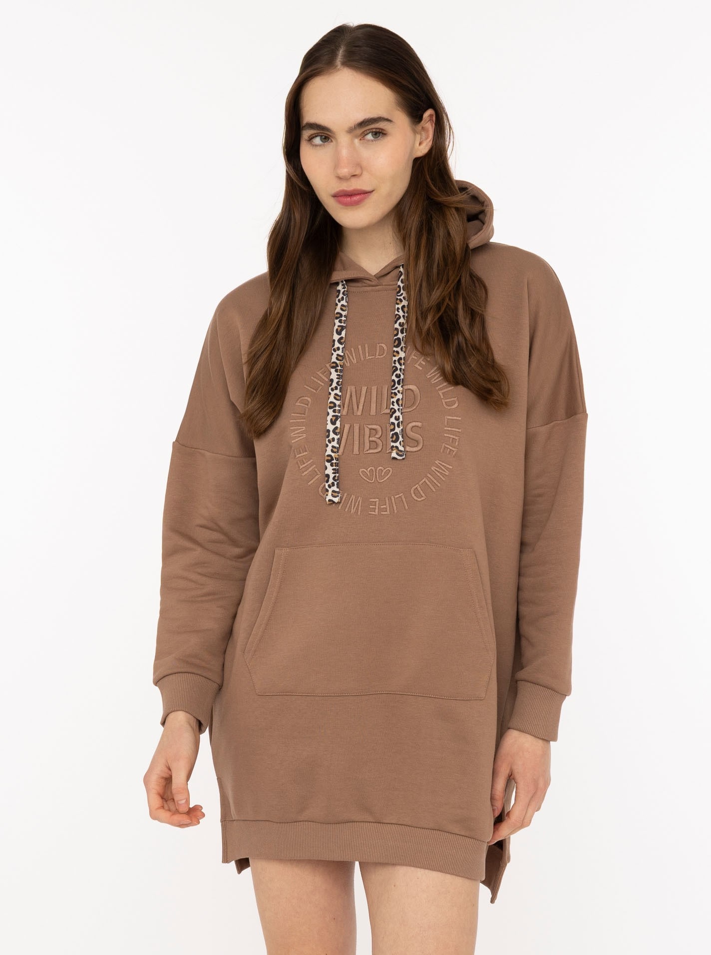 Zwillingsherz Sweatkleid »"Wild Vibes"« Kängurutasche praktische Fronttaschen, Leo-Kordel, tonale Stickerei