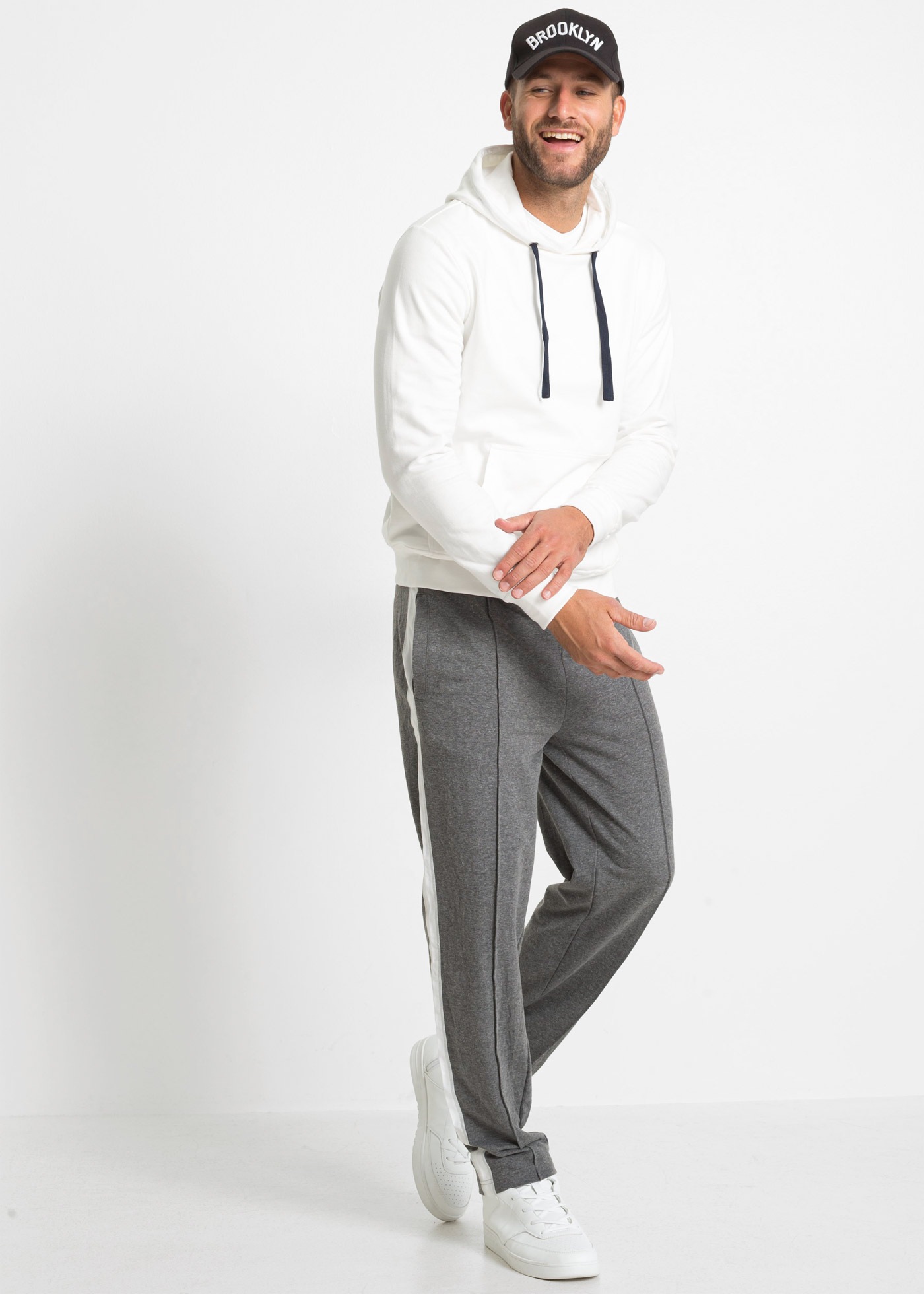 bonprix Hoodie »Hoodie aus reiner Baumwolle«, Regular Fit, mit Kängurutasche, weich angeraute Innenseite

