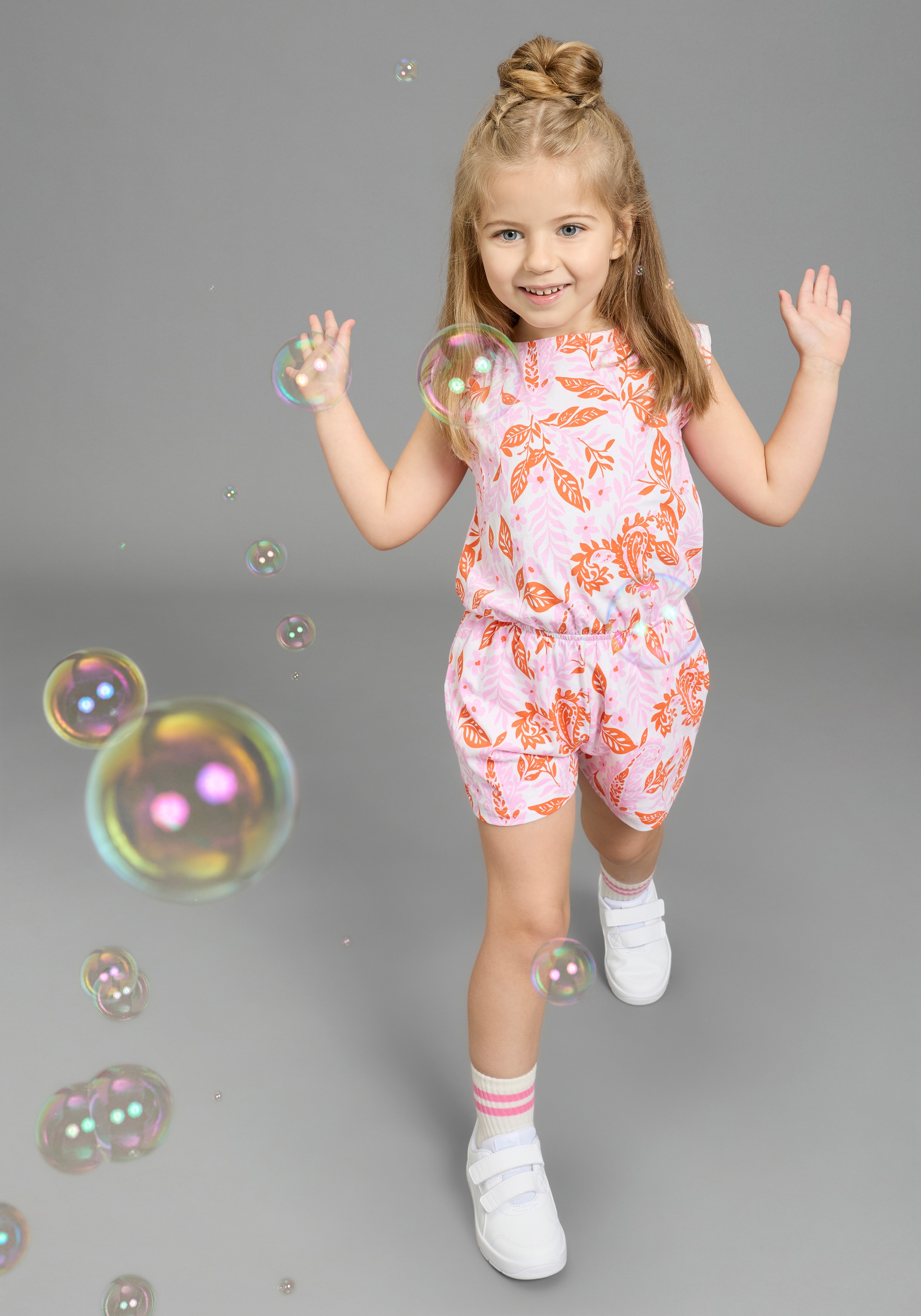 KIDSWORLD Jumpsuit »Kurzer Overall mit Paisley-Druck« mit Paisley- und Blumenprint, aus weichem Single Jersey