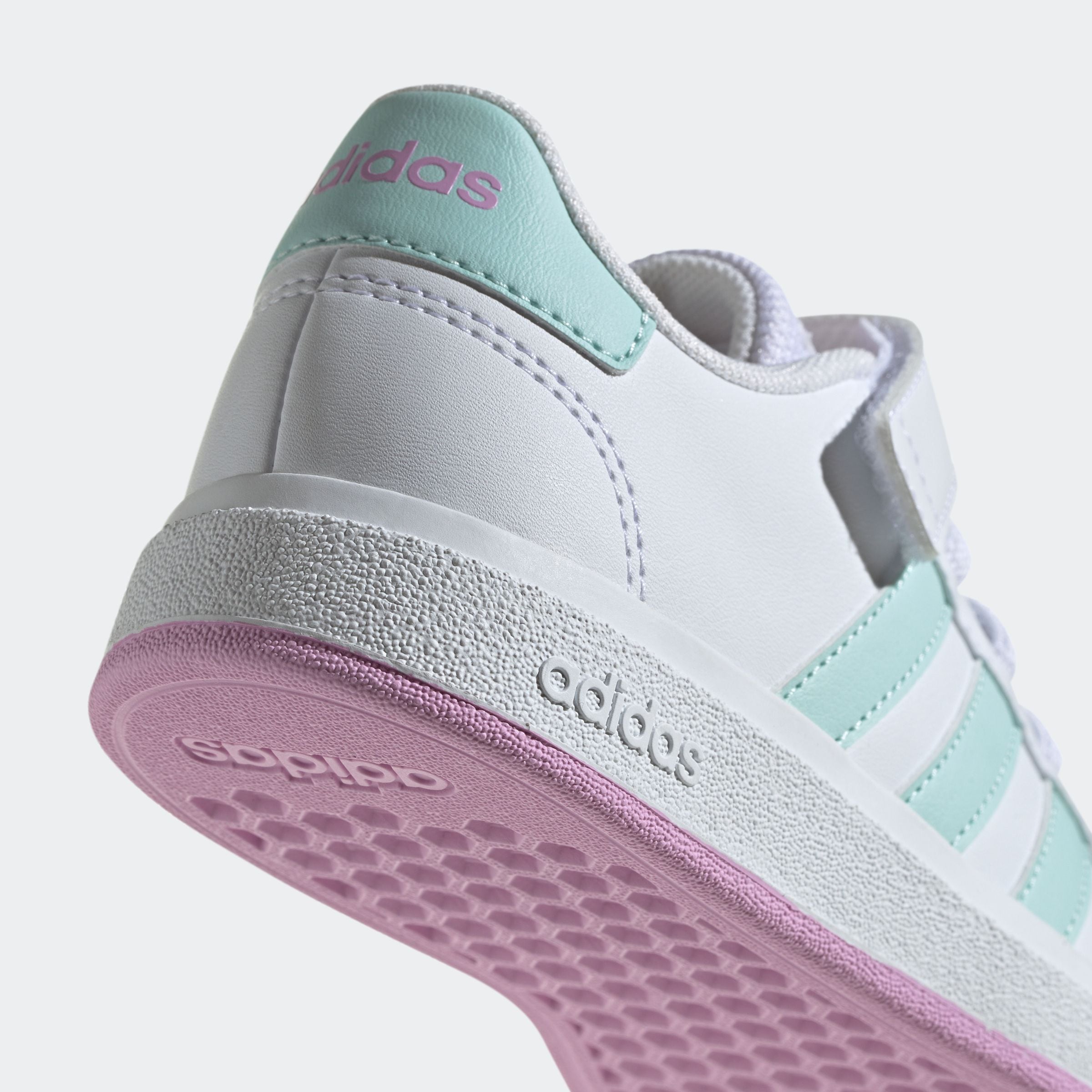 adidas Sportswear Klettschuh »GRAND COURT COURT ELASTIC LACE AND TOP STRAP«, Design auf den Spuren des adidas Superstar