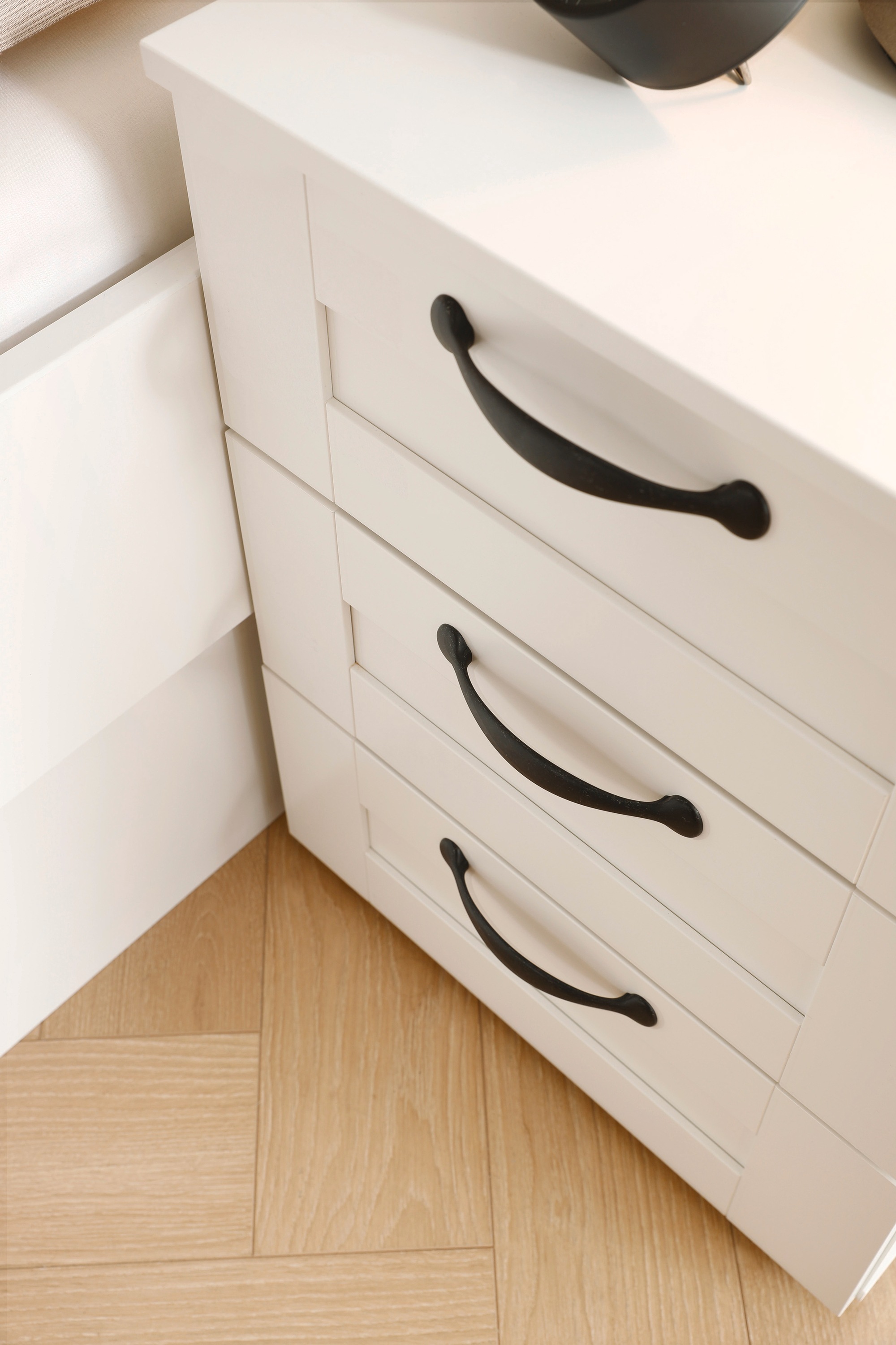 rauch Nachtkommode »Cottage by Aditio«, in skandinavischem Landhausstil, 3 Schubladen mit Softclose-Funktion