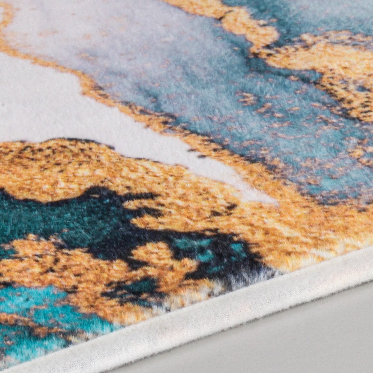 Kleine Wolke Badematte »Teal« Höhe 5 mm rutschhemmend beschichtet fußbodenheizungsgeeignet bedruckt, Marmor Design, goldfarbene Akzente, weich & kuschelig