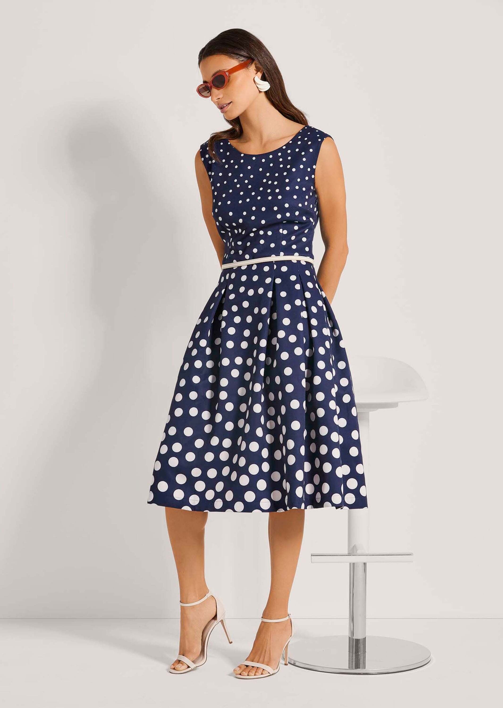 MADELEINE Sommerkleid »Kleid Kurzarm Tupfenkleid in Midilänge« V Ausschnitt im Rückteil