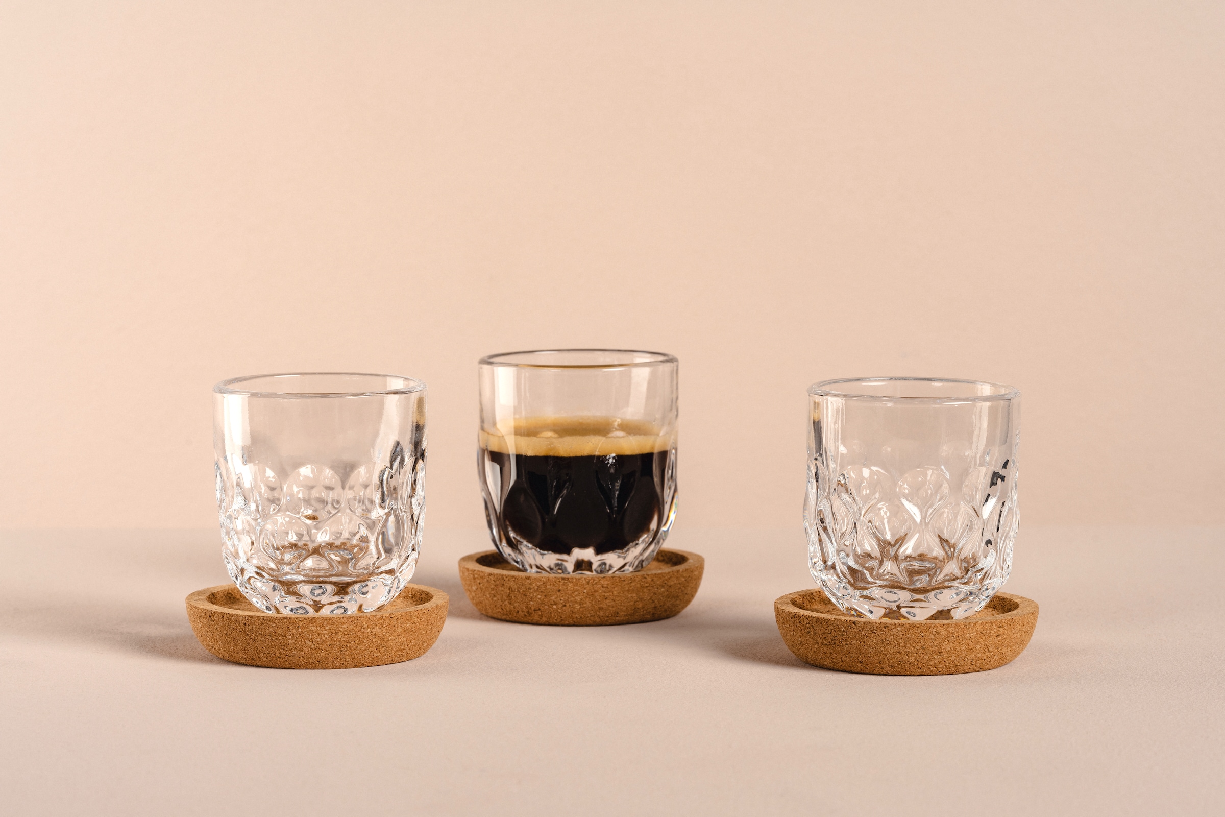 LEONARDO Gläser-Set »Espresso-Set GOCCE, 90 ml, 6-teilig« 3 Gläser mit unterschiedlichem Tropfenrelief, inkl. Kork-Untersetzer