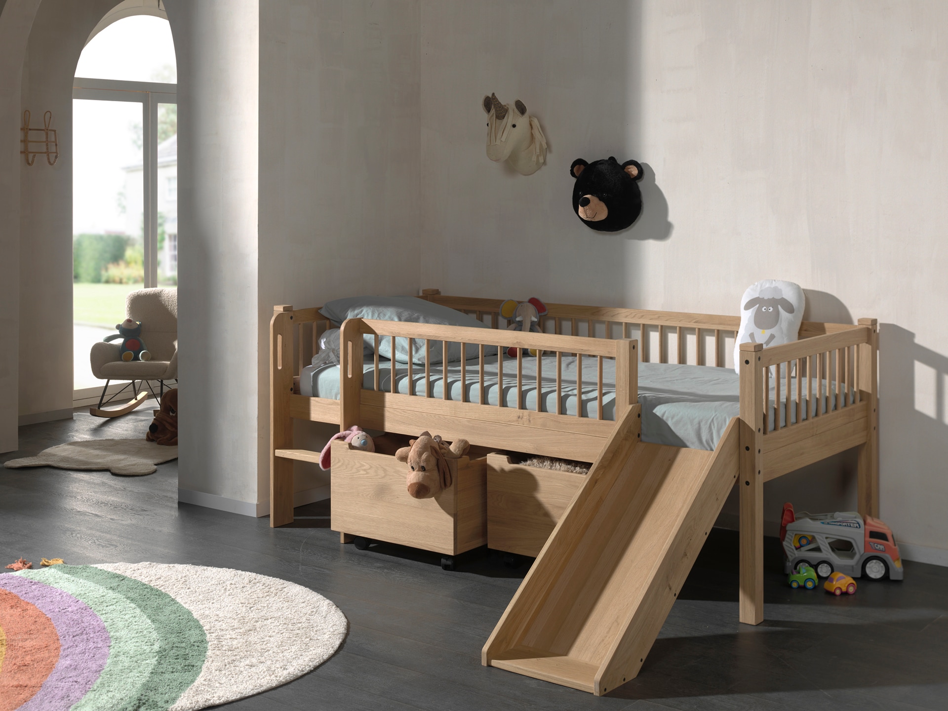 Vipack Massivholzbett »Forrest Made in Europe, stabil und hochwertig gebaut, mit 2 Rollboxen« 90/200 cm, mit Rollrost, Leiter und Rutsche, seitenverkehrt montierbar,  inkl. umlaufenden Absturzschutz in Sprossenoptik, Eiche natur geölt